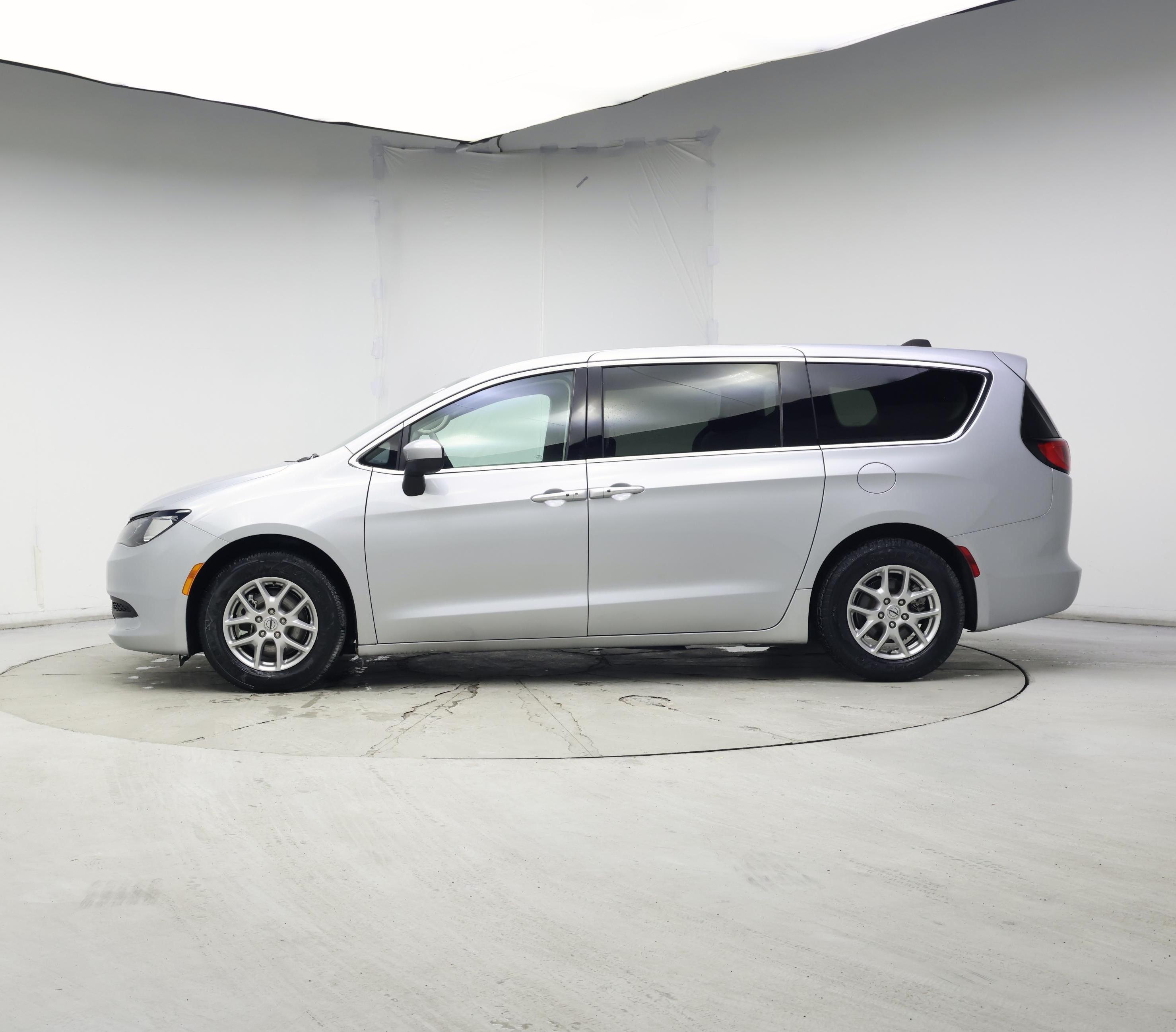 Thumbnail: 2023 Chrysler Voyager - 3