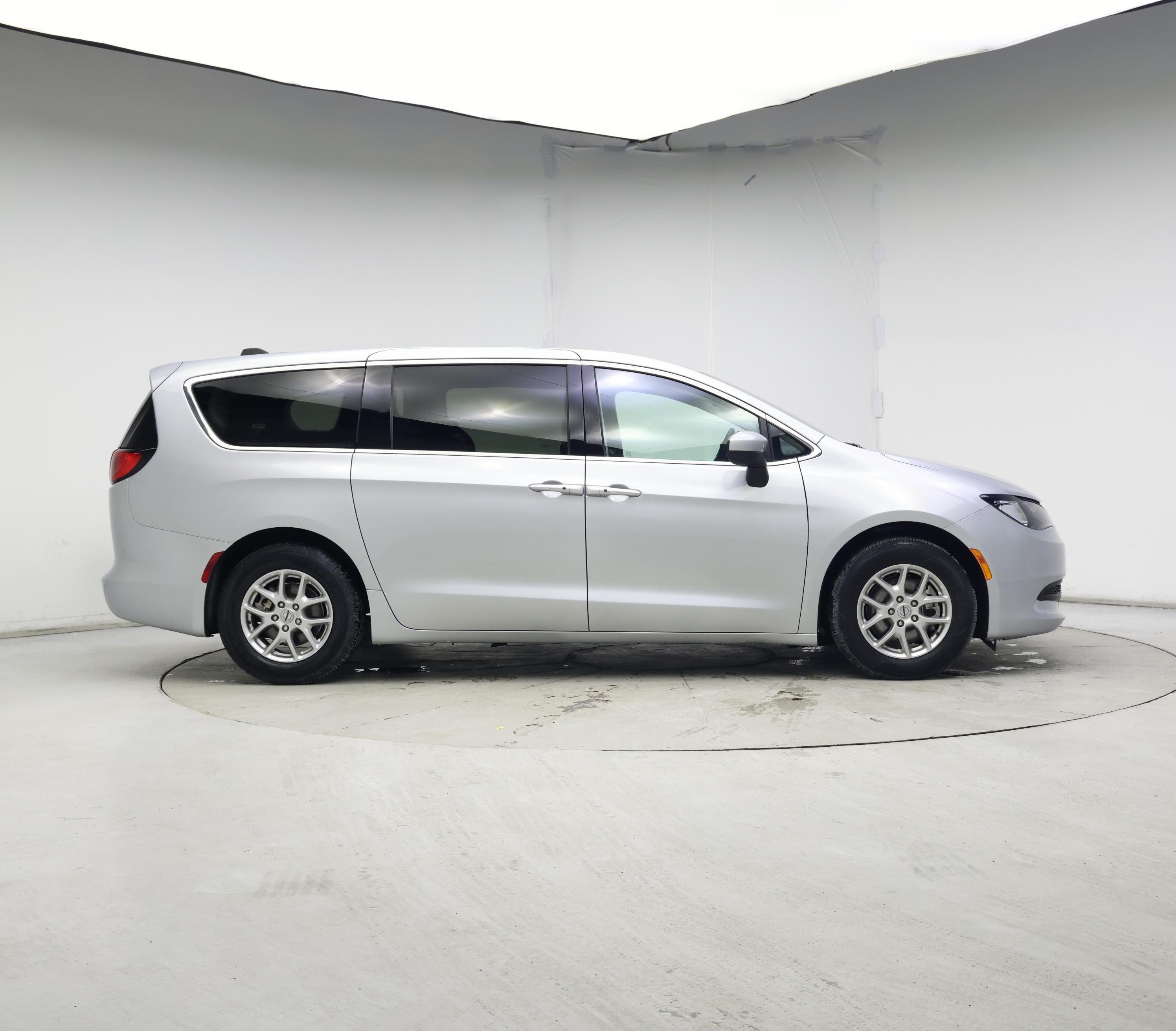 Thumbnail: 2023 Chrysler Voyager - 7