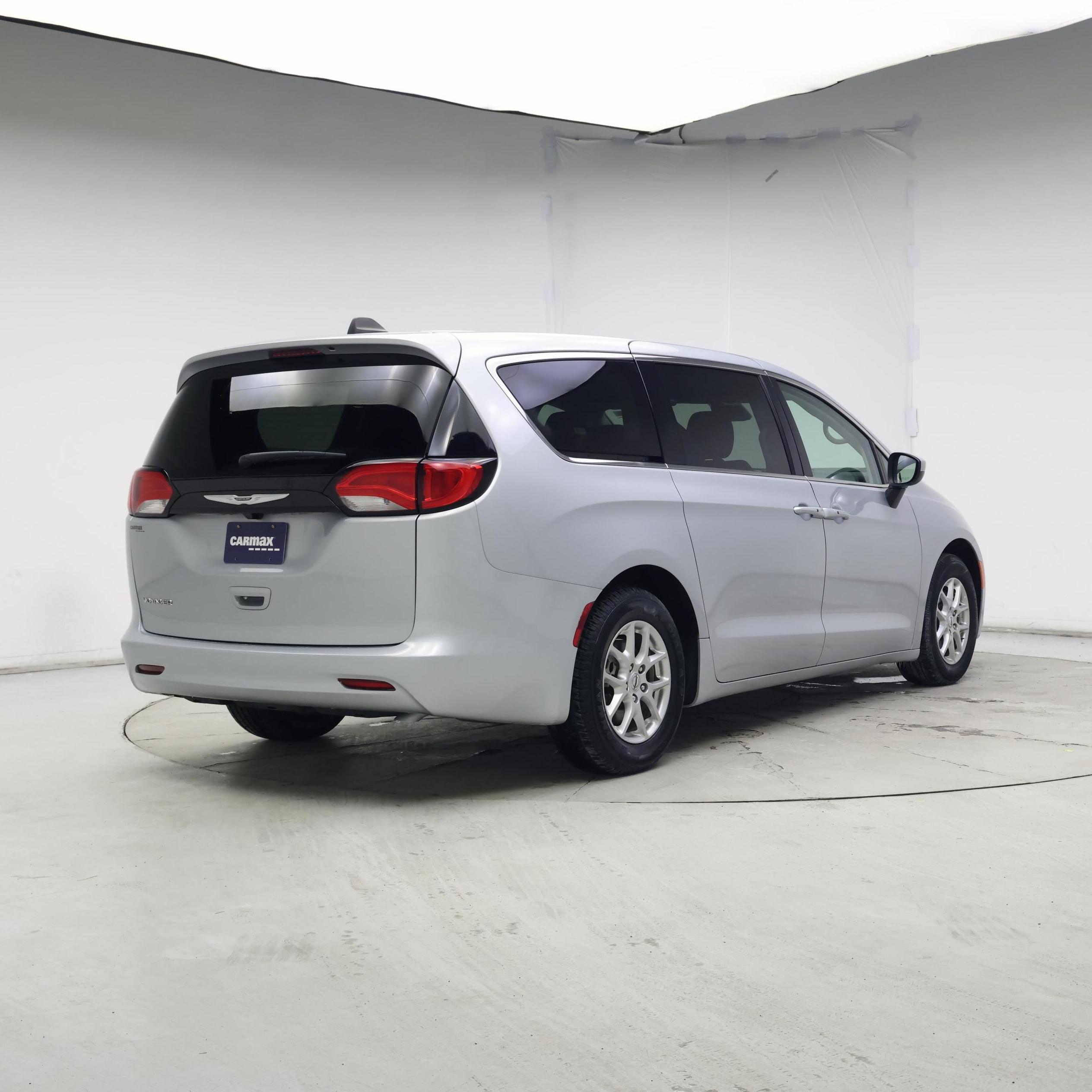 Thumbnail: 2023 Chrysler Voyager - 8