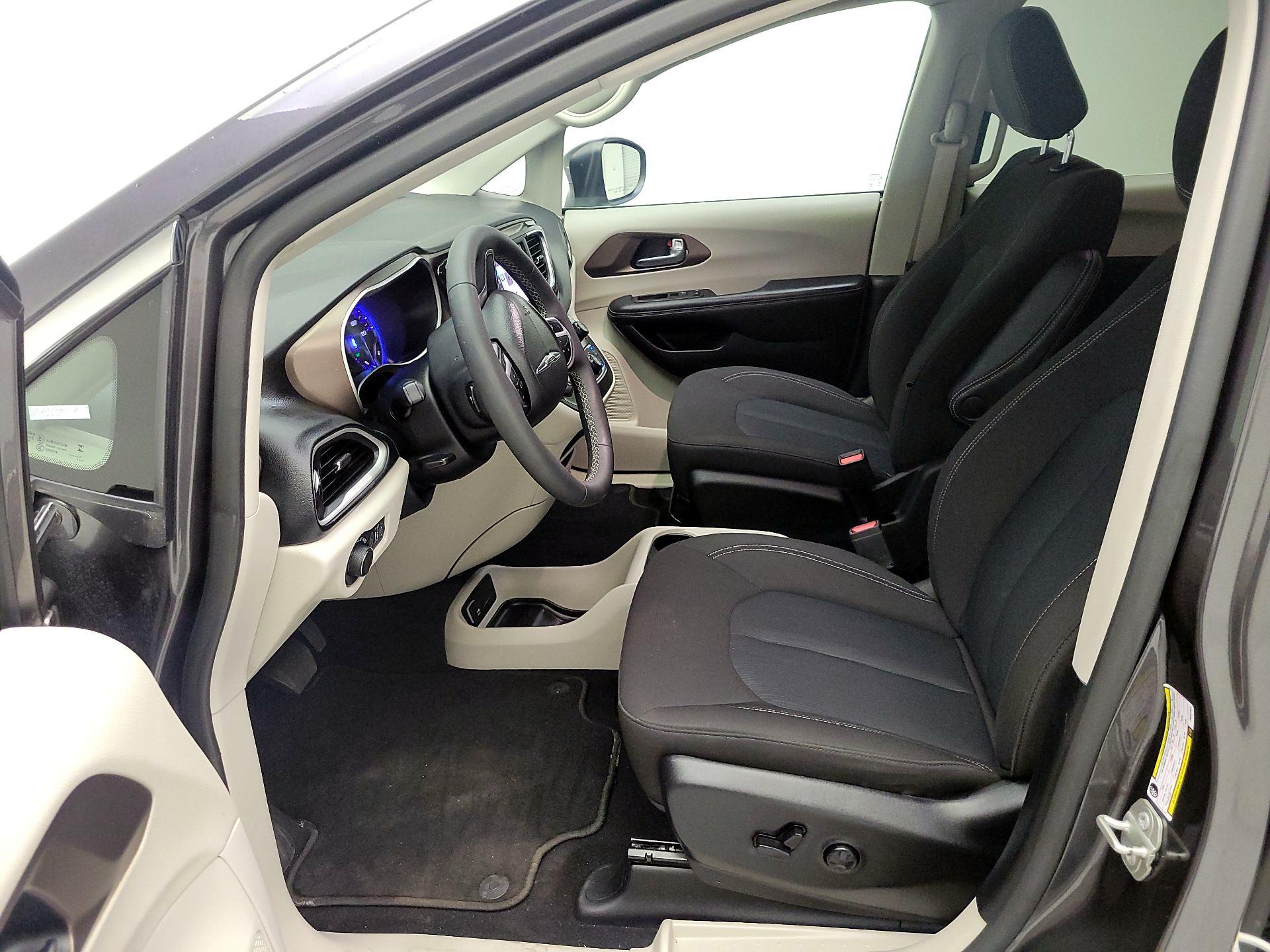 Thumbnail: 2023 Chrysler Voyager - 9