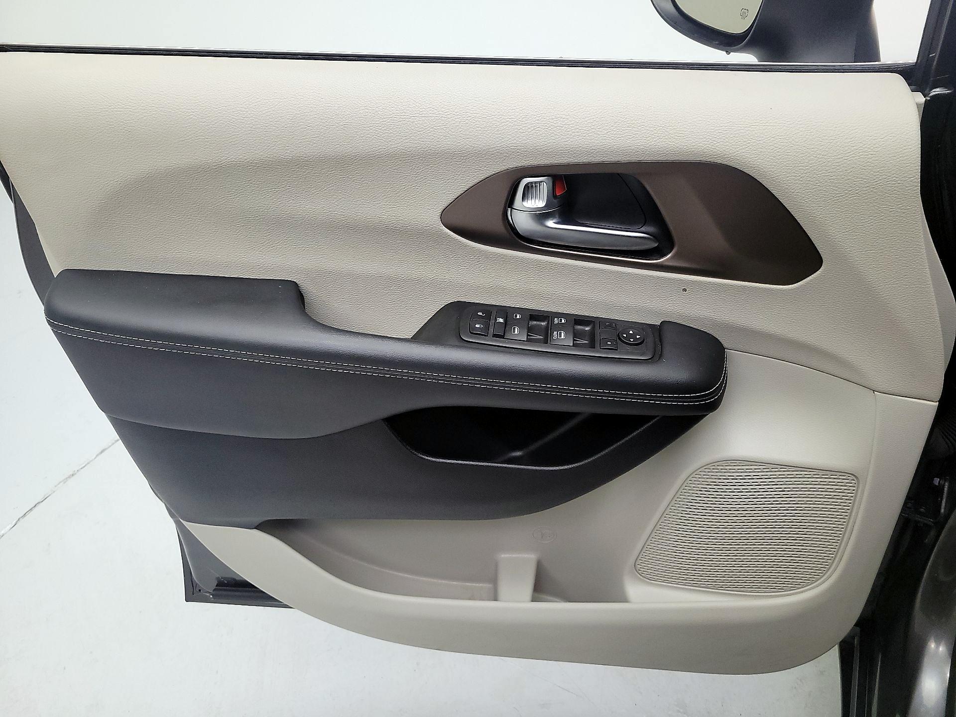 Thumbnail: 2023 Chrysler Voyager - 10