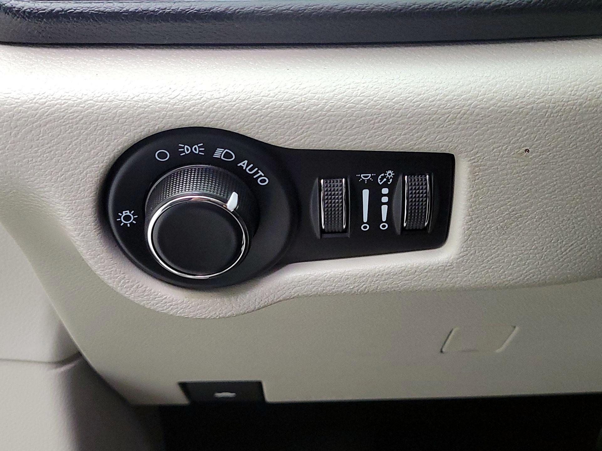 Thumbnail: 2023 Chrysler Voyager - 11