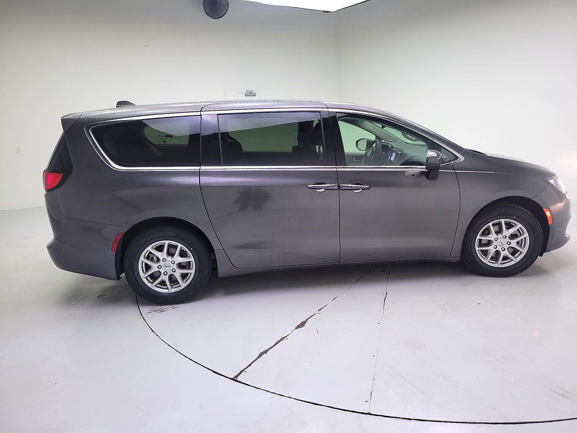 Thumbnail: 2023 Chrysler Voyager - 4