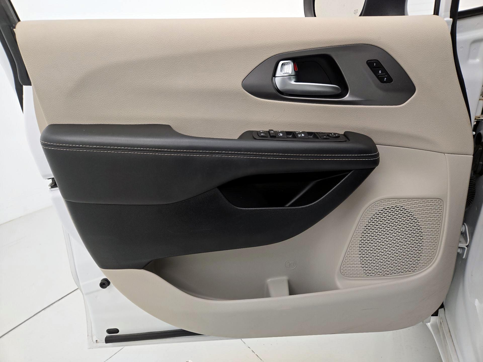 Thumbnail: 2023 Chrysler Pacifica - 12