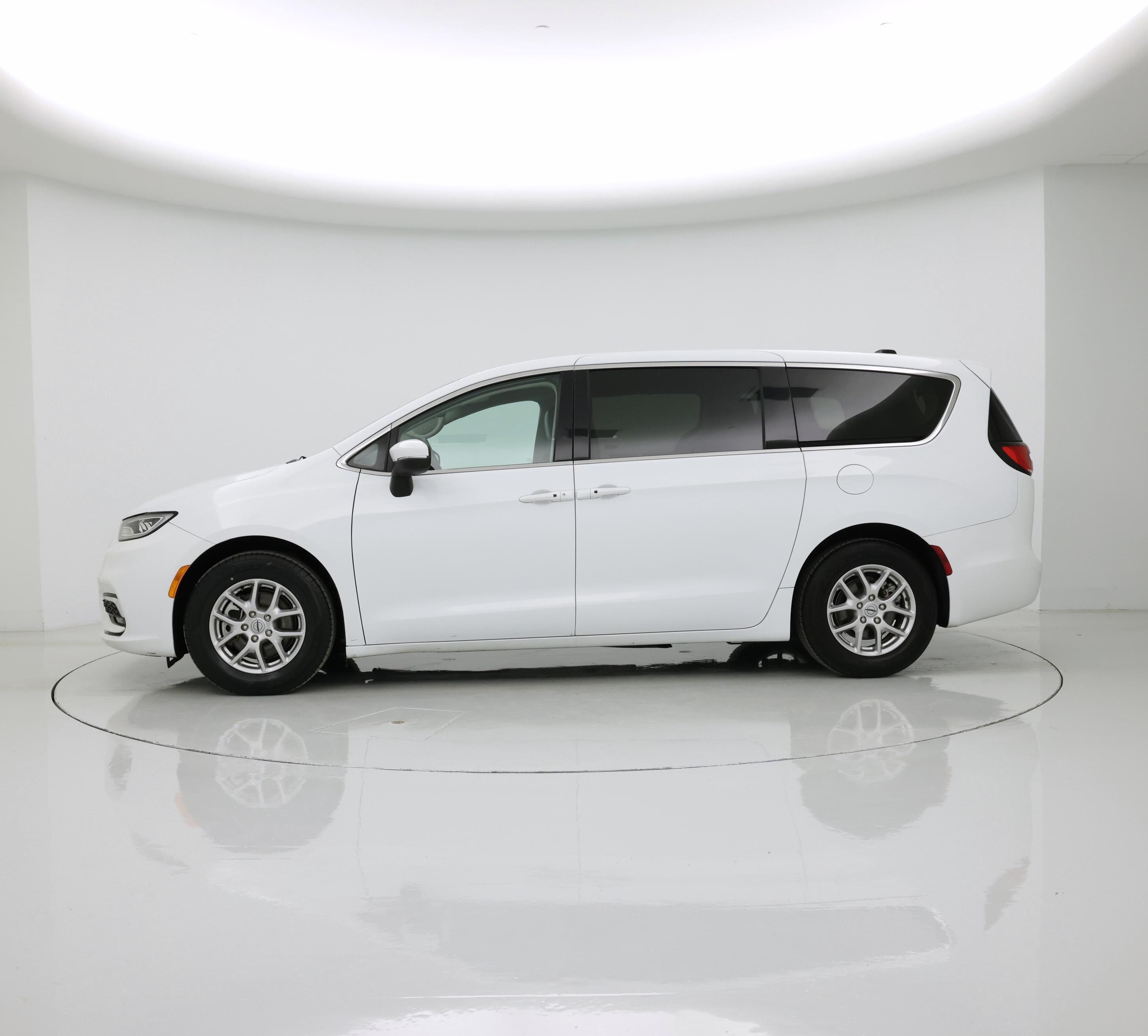 Thumbnail: 2023 Chrysler Pacifica - 3