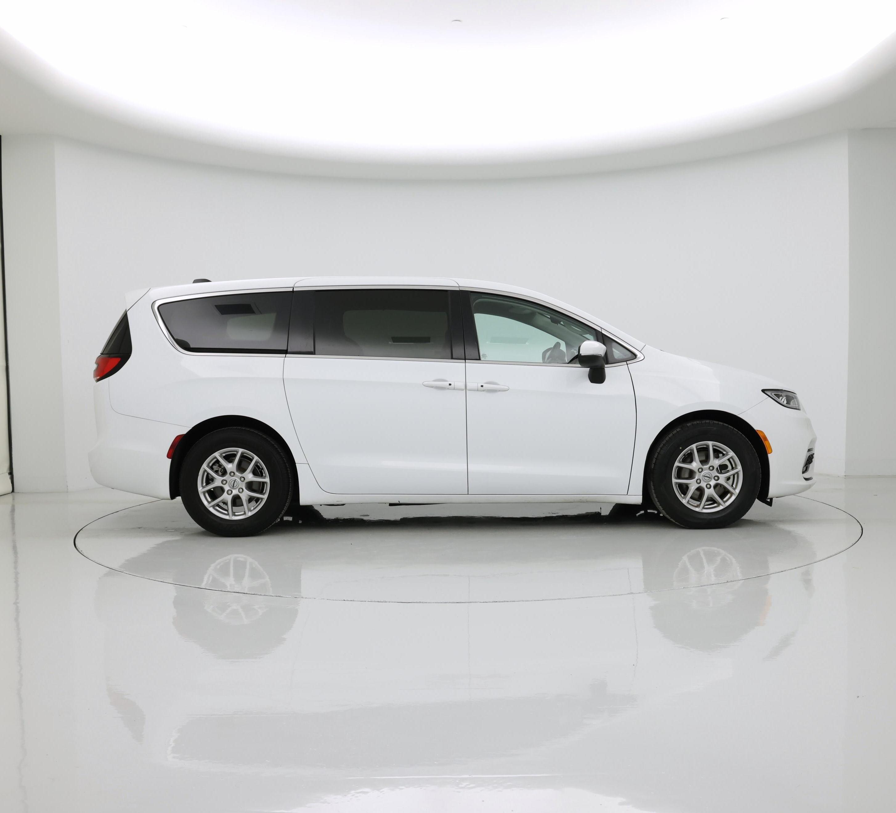 Thumbnail: 2023 Chrysler Pacifica - 7