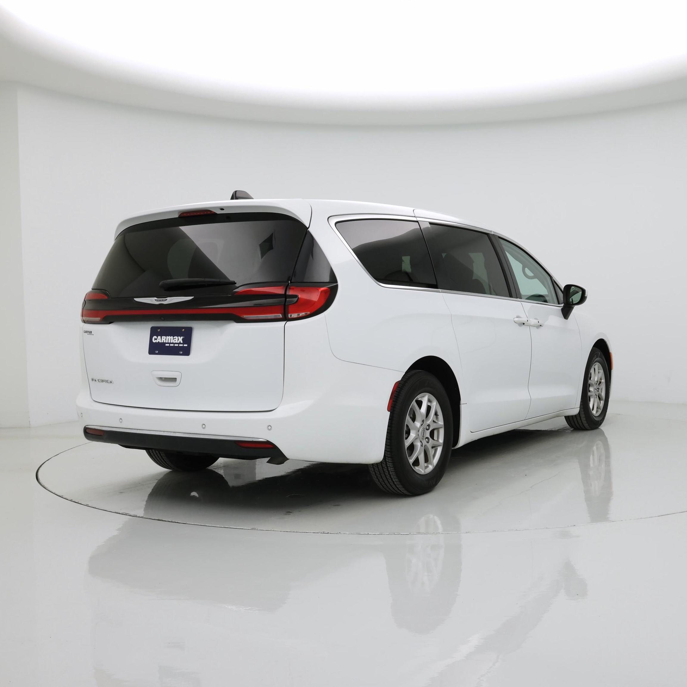 Thumbnail: 2023 Chrysler Pacifica - 8