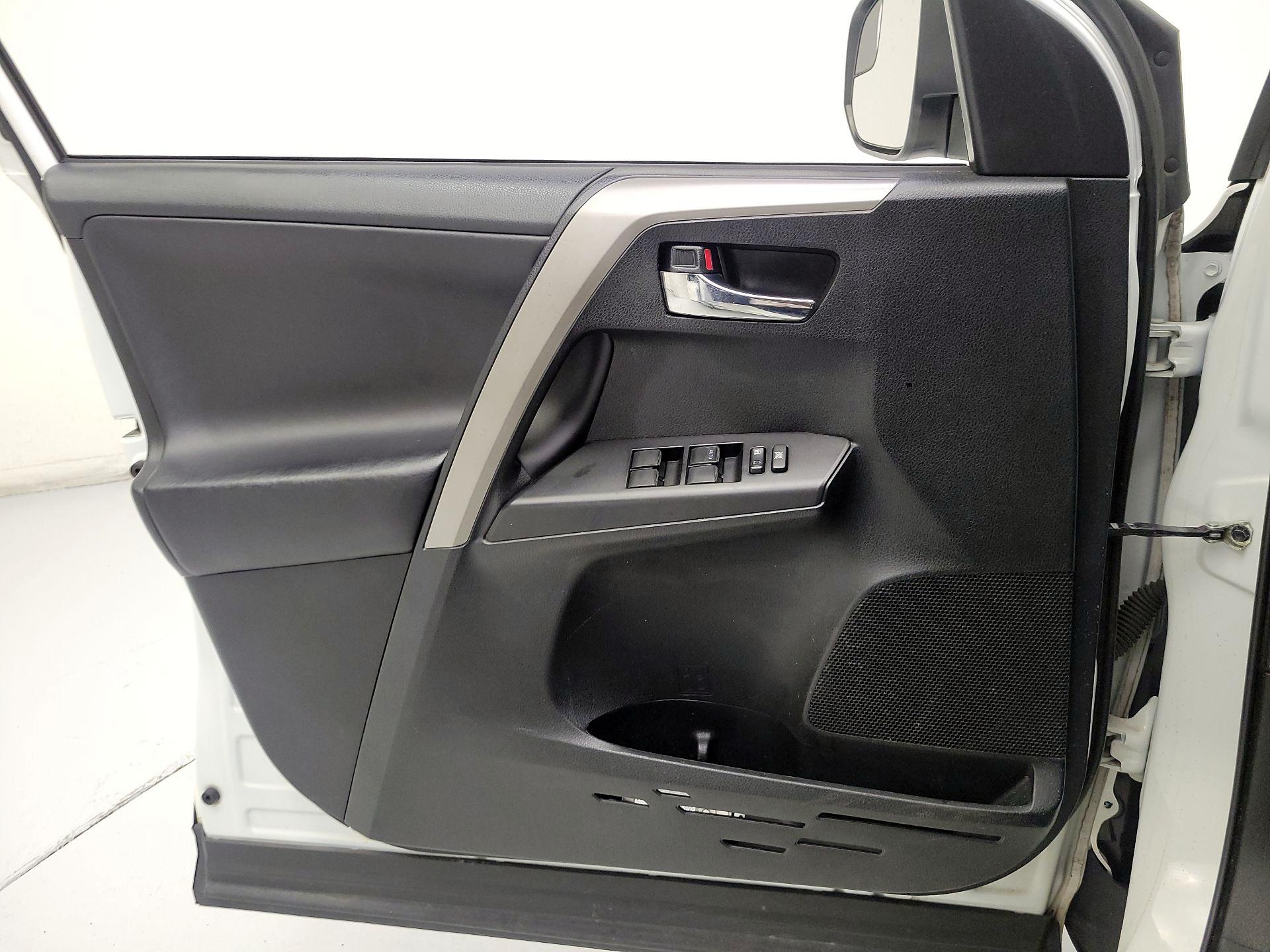 Thumbnail: 2018 Toyota RAV4 - 10