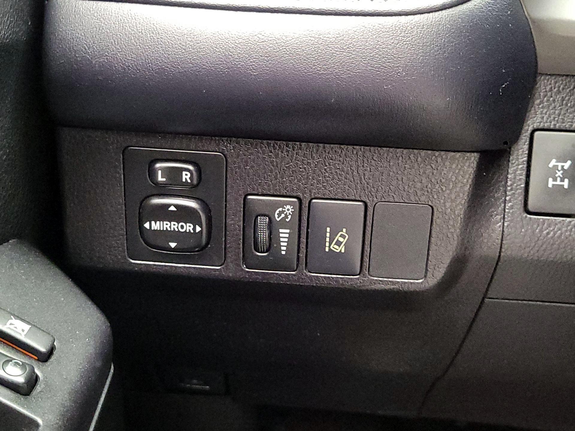 Thumbnail: 2018 Toyota RAV4 - 11