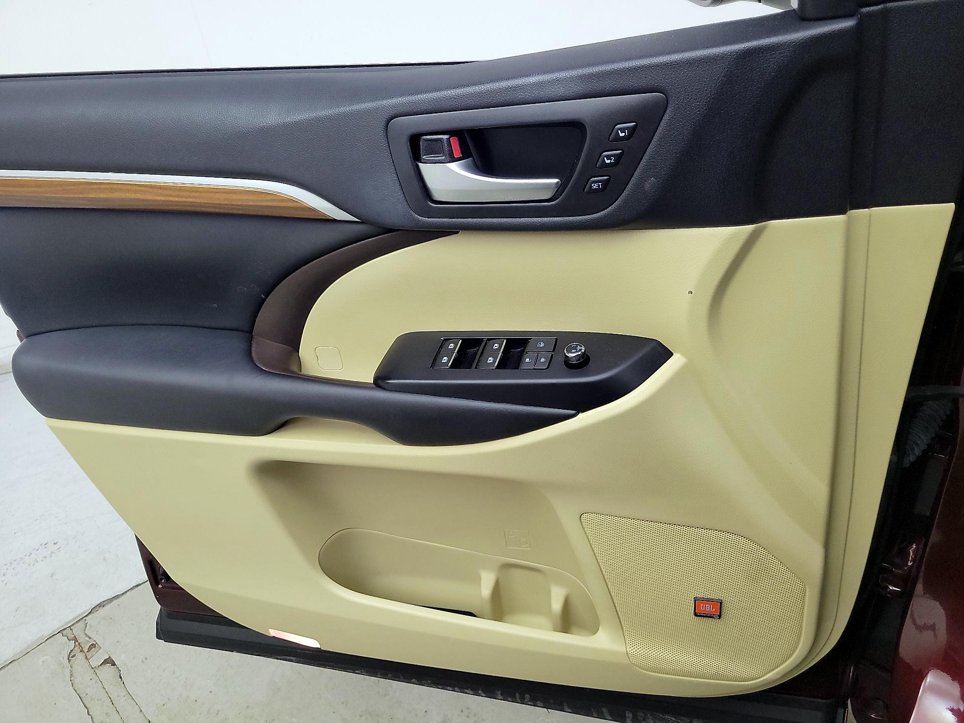 Thumbnail: 2019 Toyota Highlander - 12