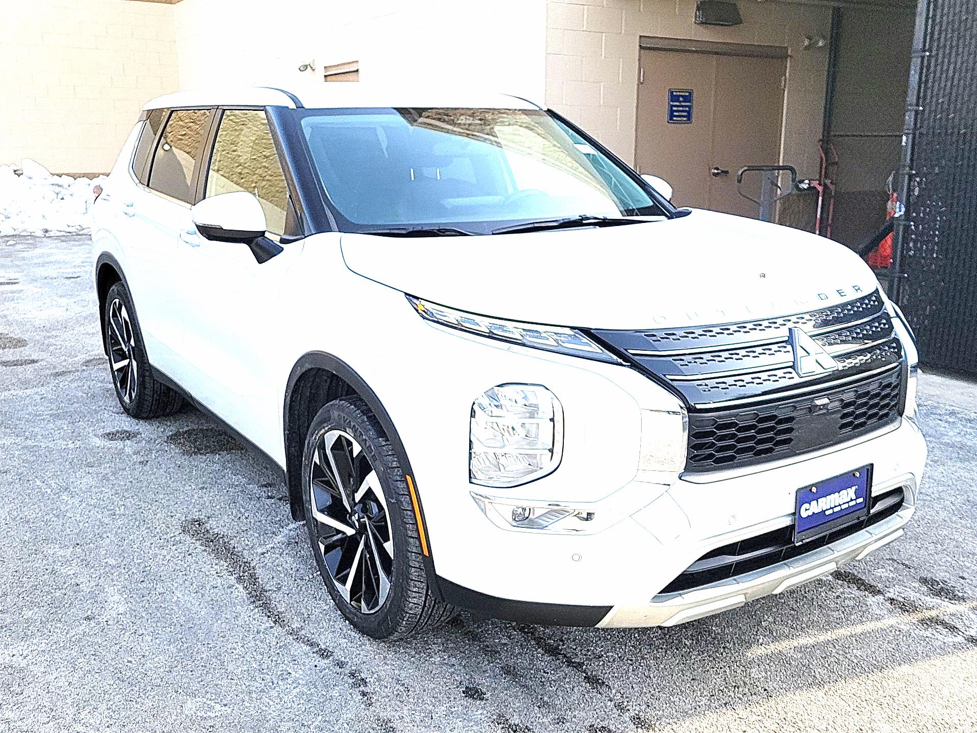 Thumbnail: 2023 Mitsubishi Outlander - 1