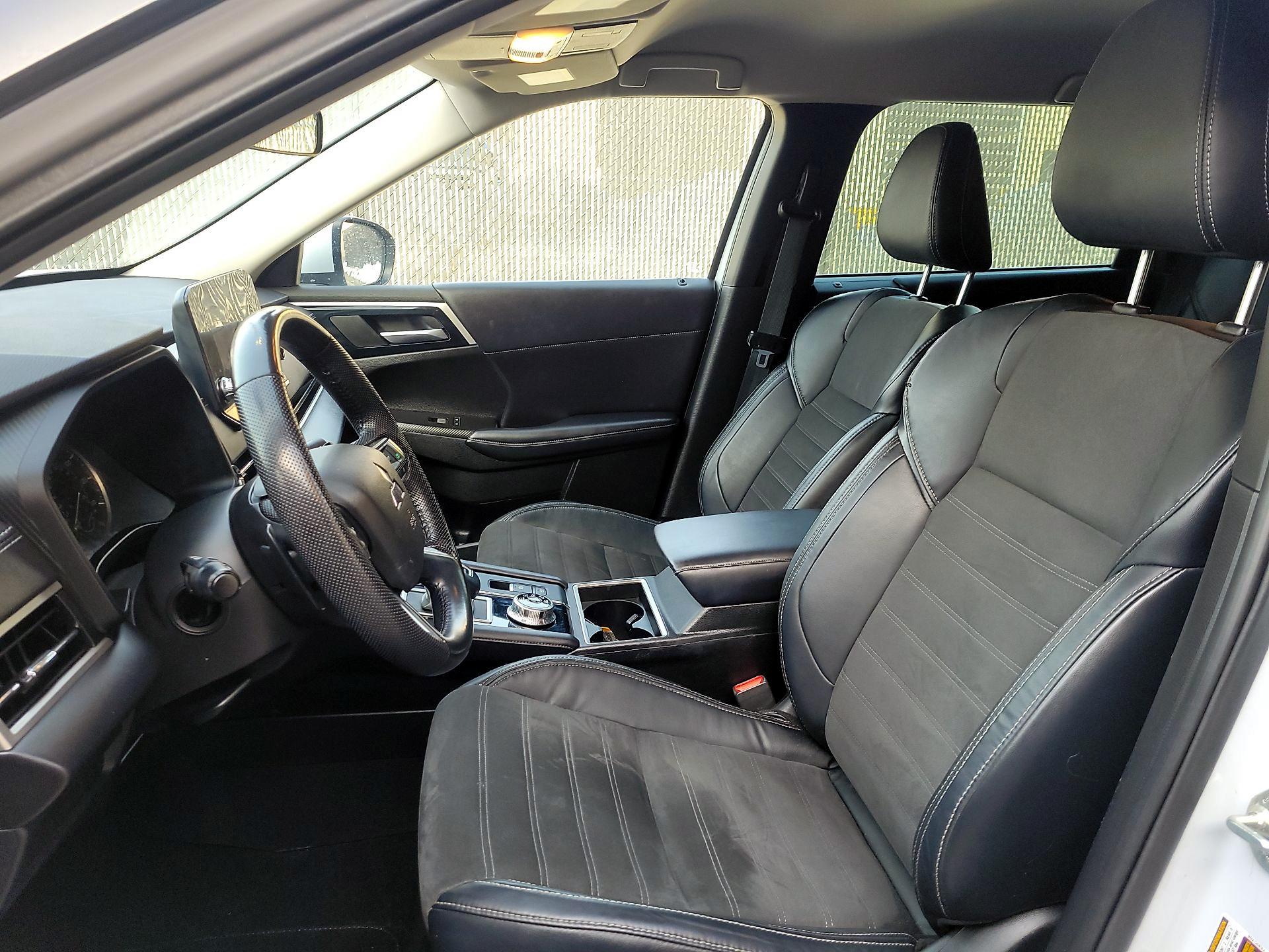 Thumbnail: 2023 Mitsubishi Outlander - 9