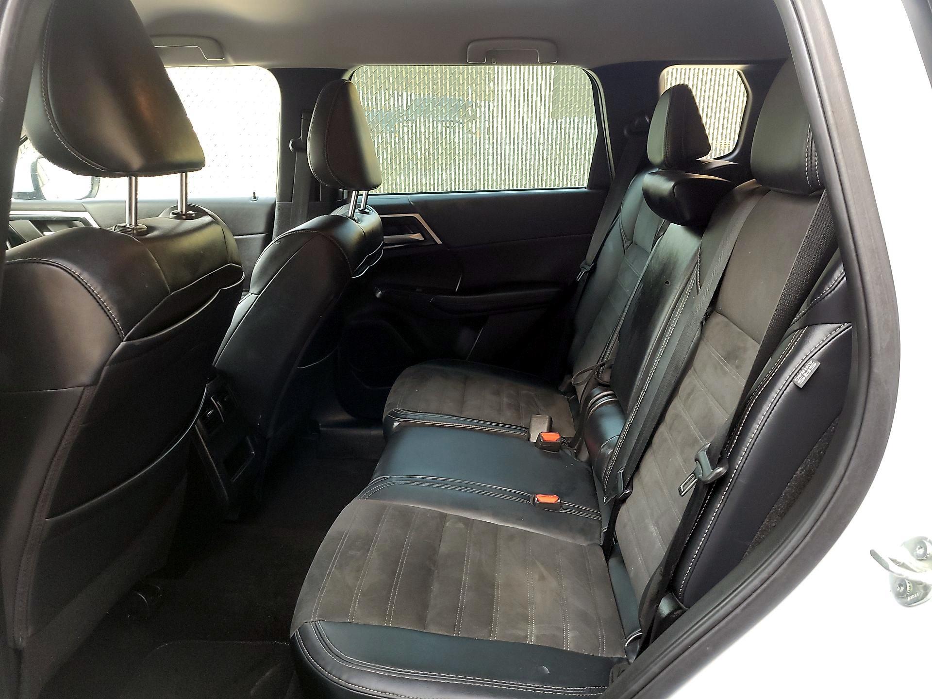 Thumbnail: 2023 Mitsubishi Outlander - 18