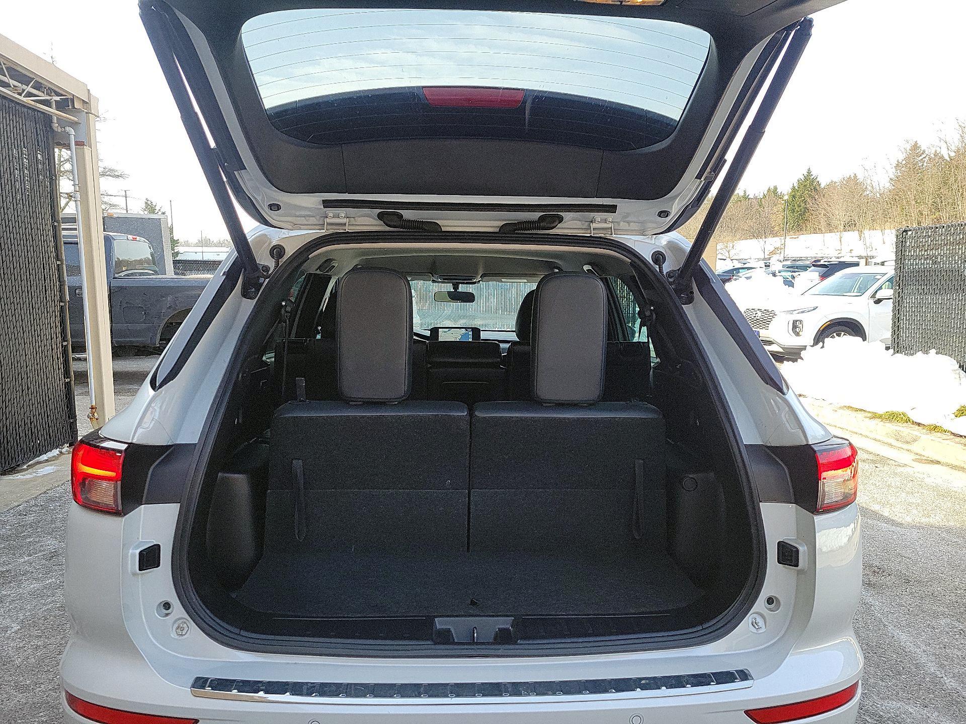 Thumbnail: 2023 Mitsubishi Outlander - 19