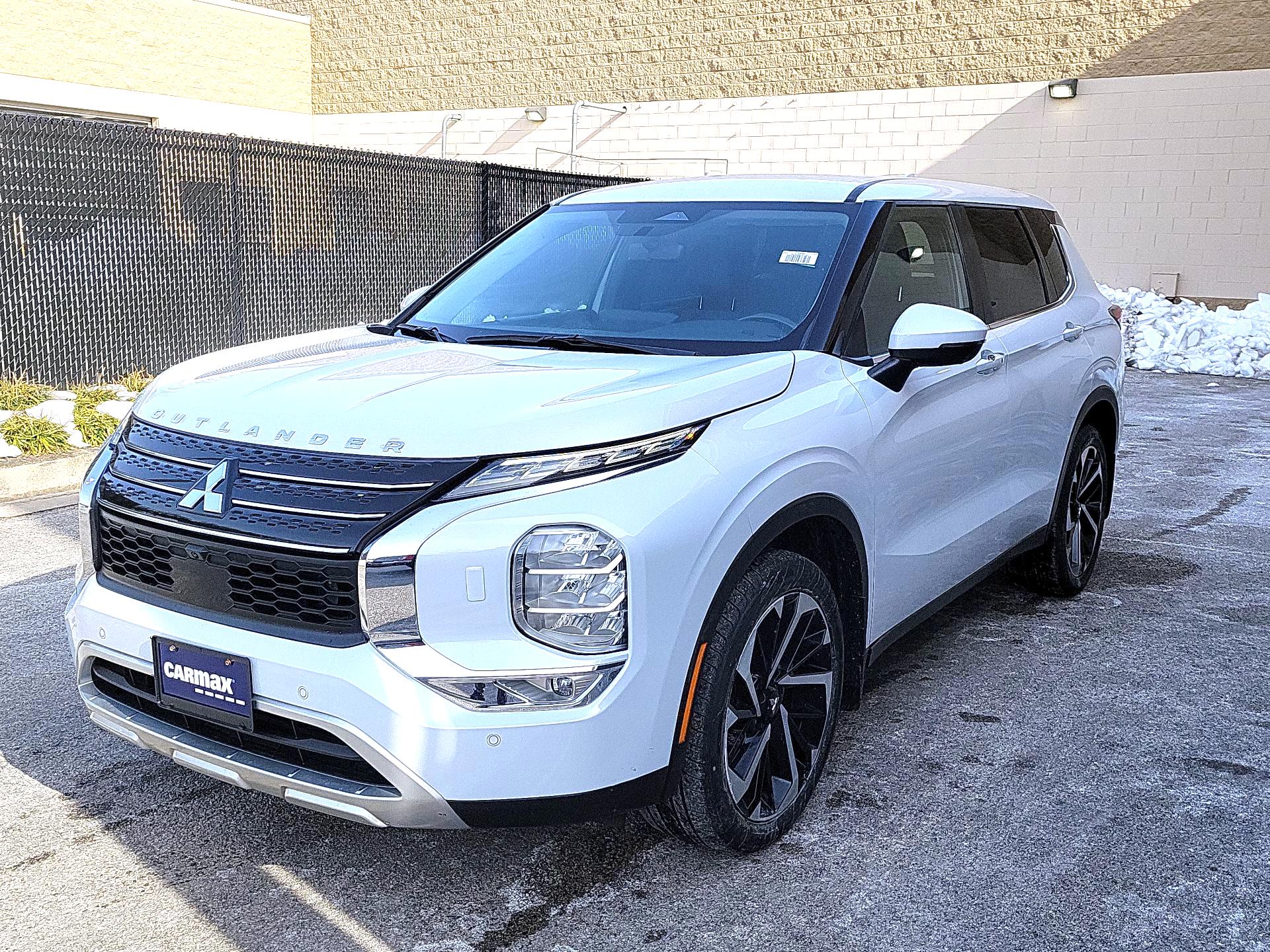 Thumbnail: 2023 Mitsubishi Outlander - 3