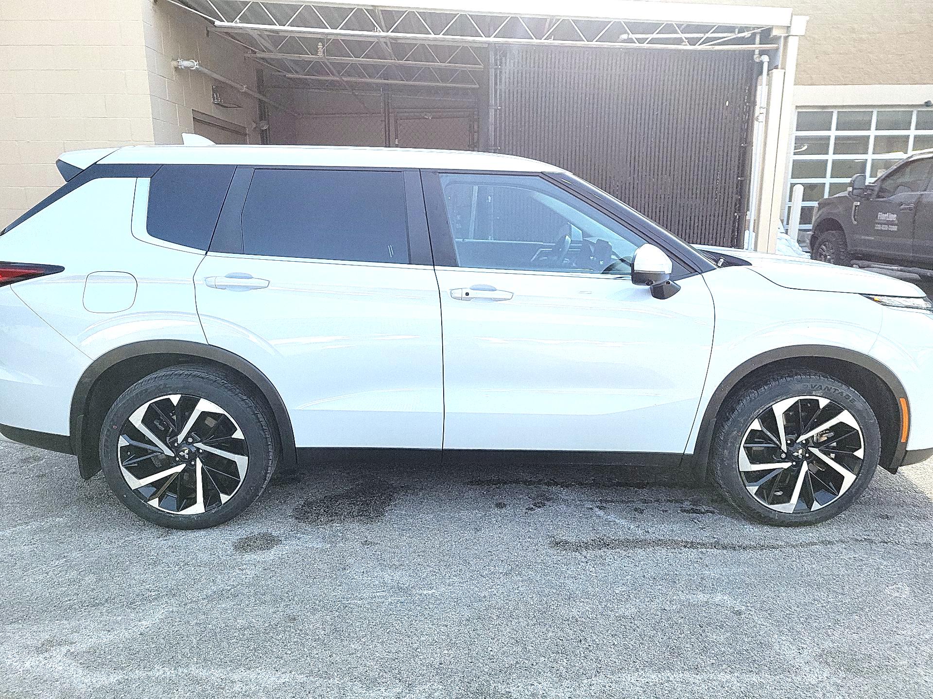 Thumbnail: 2023 Mitsubishi Outlander - 4