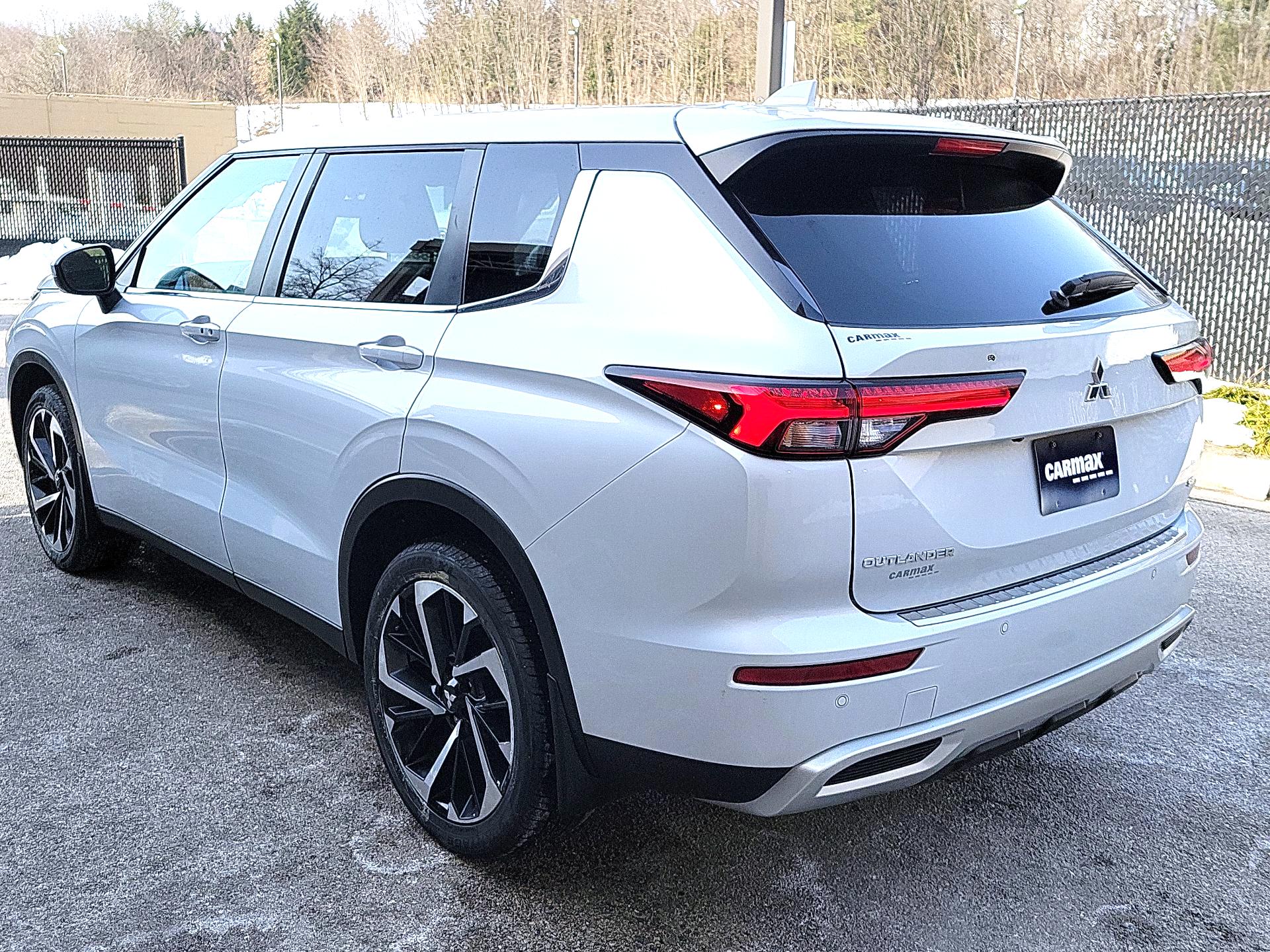 Thumbnail: 2023 Mitsubishi Outlander - 7