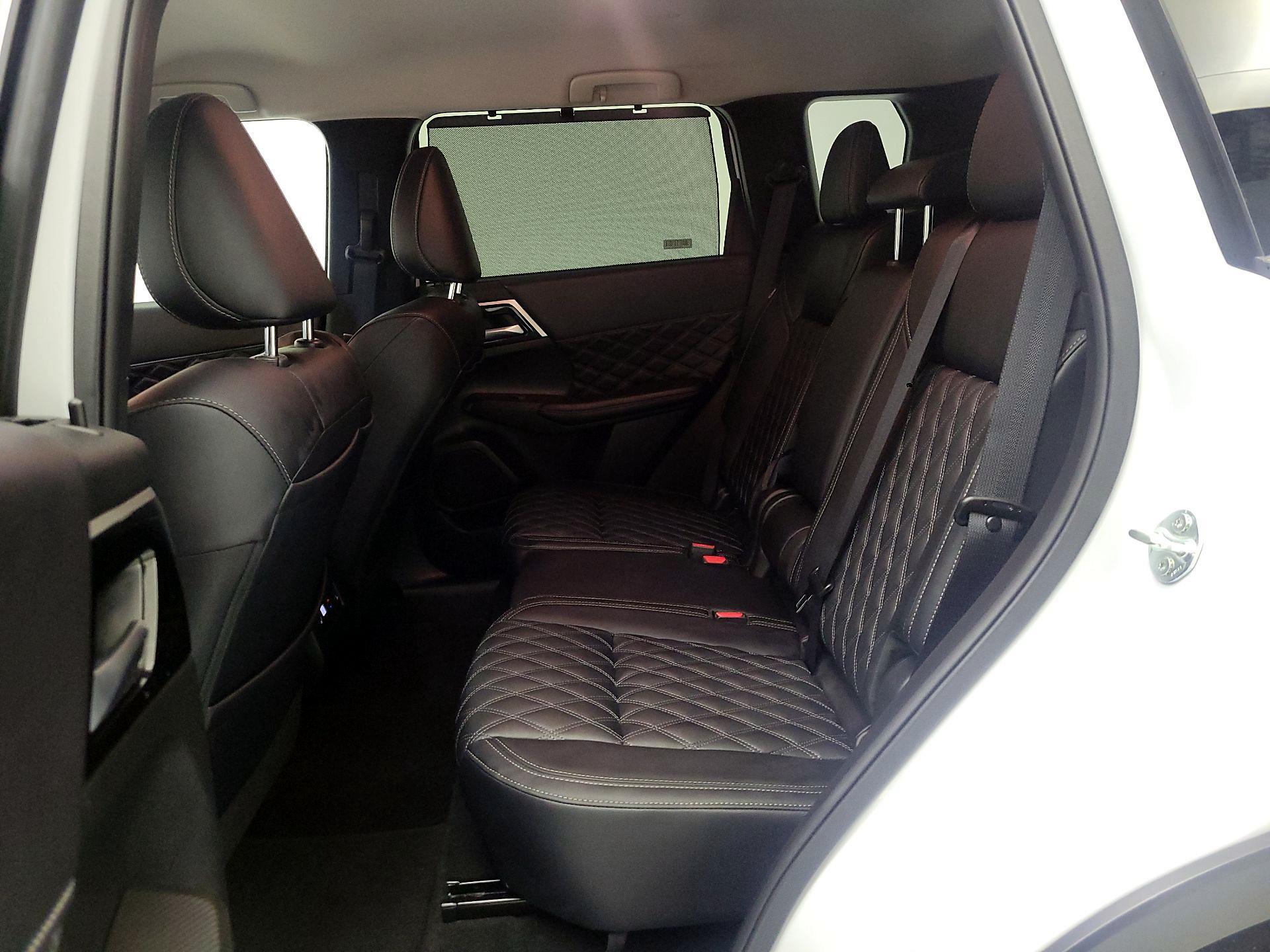 Thumbnail: 2024 Mitsubishi Outlander - 18