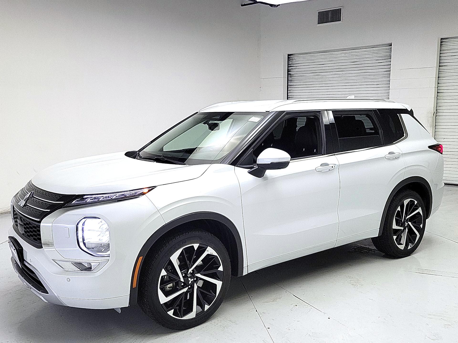 Thumbnail: 2024 Mitsubishi Outlander - 3