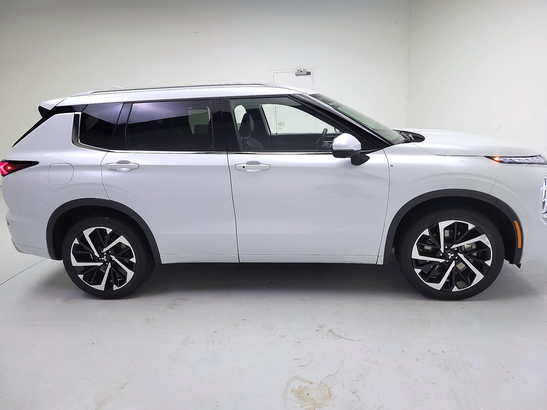 Thumbnail: 2024 Mitsubishi Outlander - 4