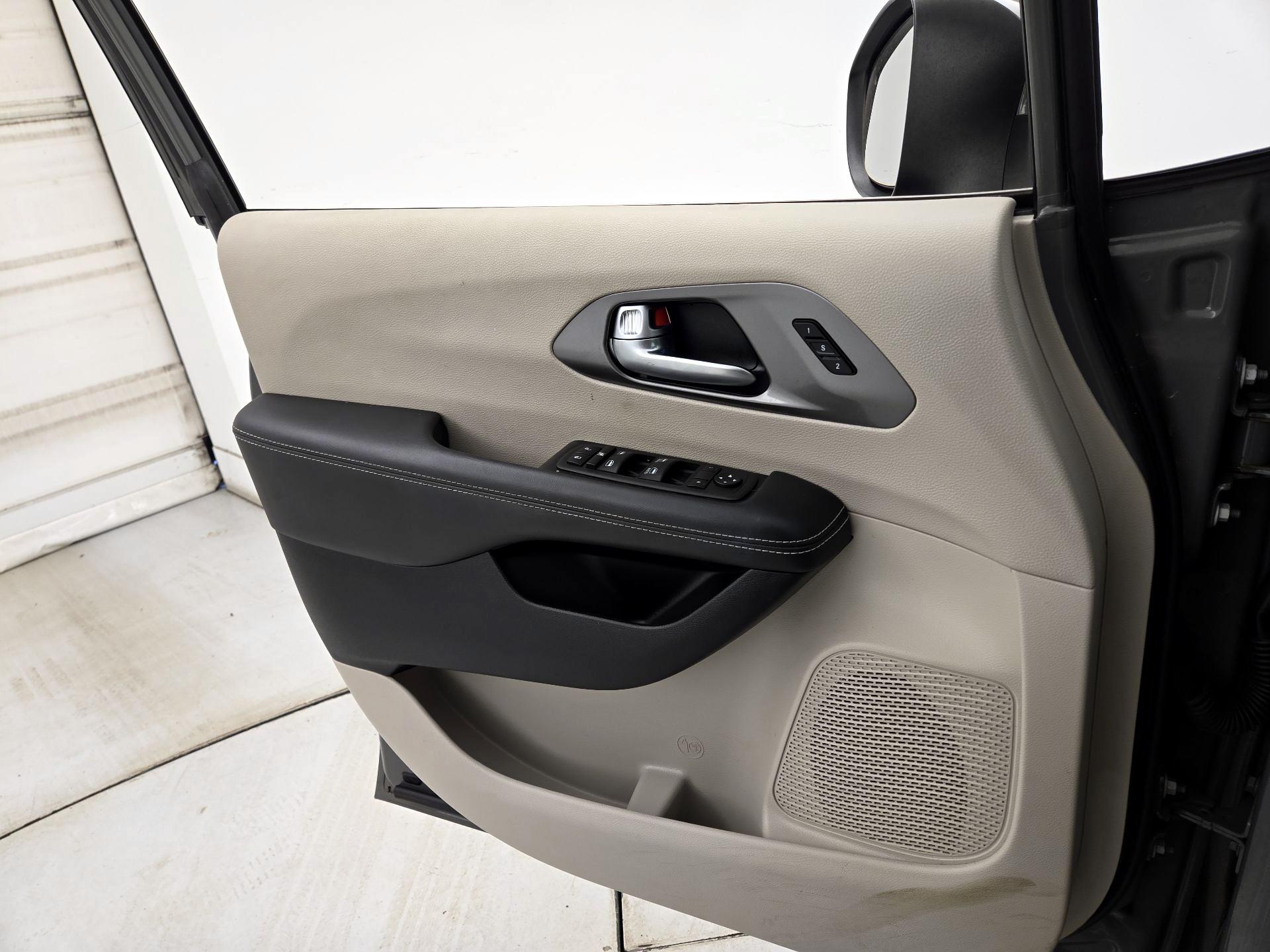 Thumbnail: 2023 Chrysler Pacifica - 12