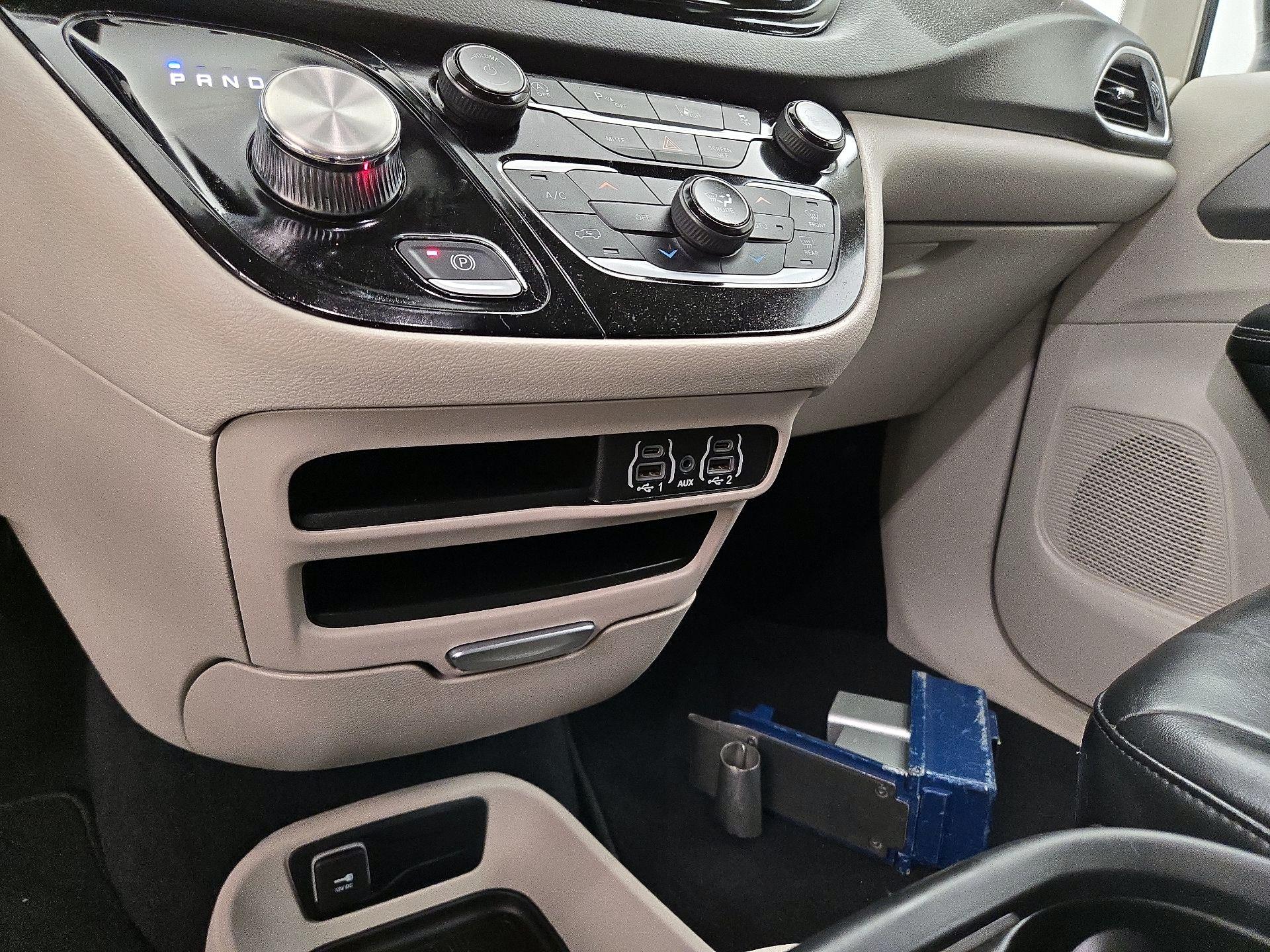 Thumbnail: 2023 Chrysler Pacifica - 18