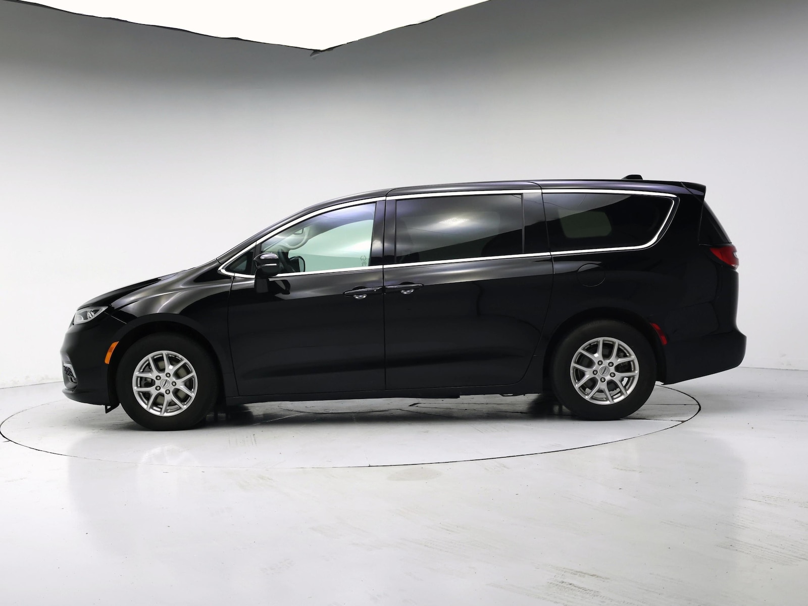 2024 Chrysler Pacifica Touring L - Photo 4