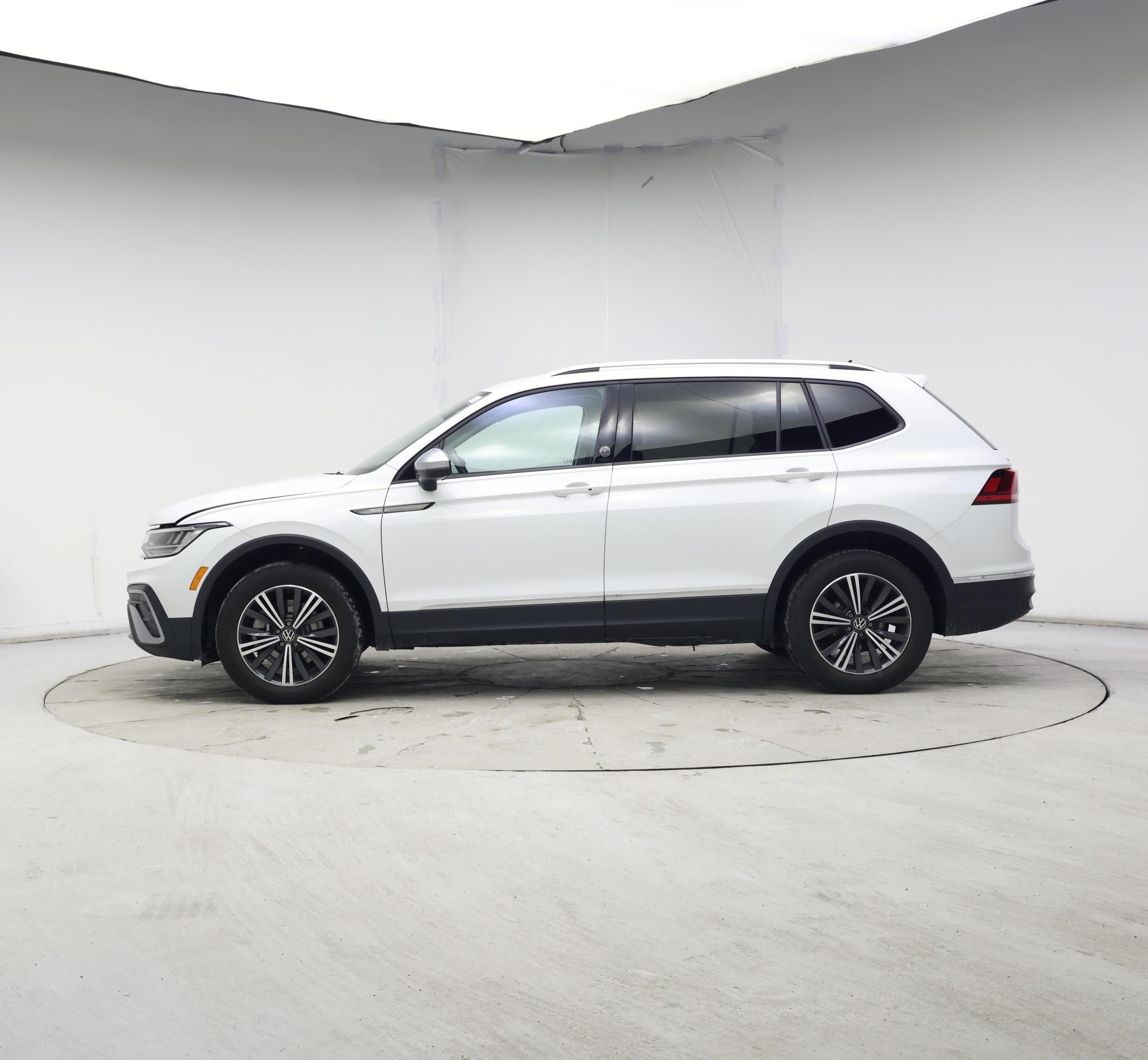 Thumbnail: 2024 Volkswagen Tiguan - 3