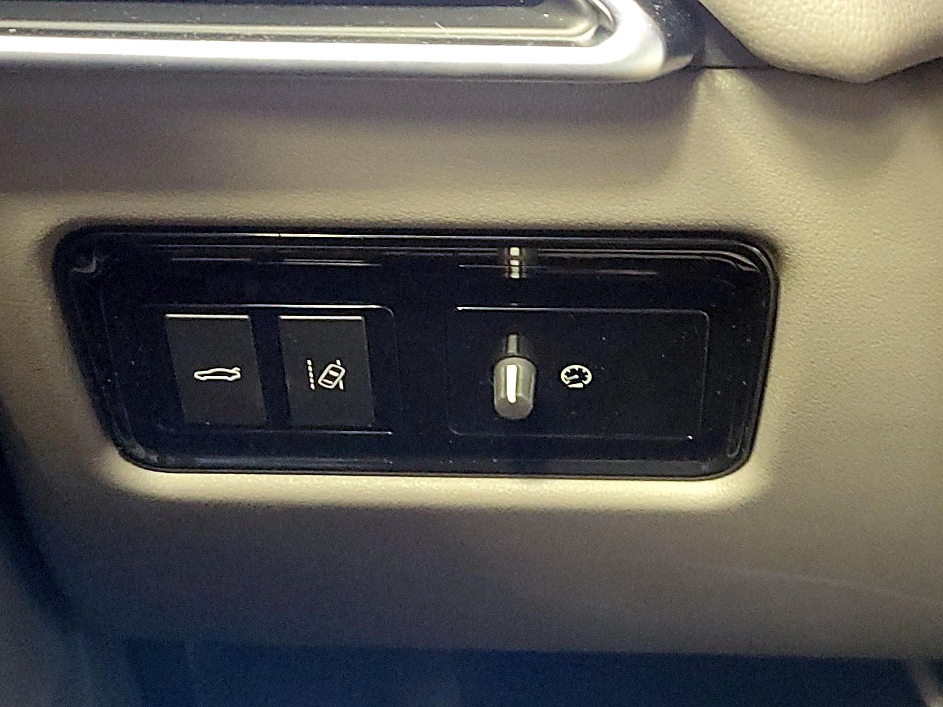 Thumbnail: 2019 Jaguar XE - 11