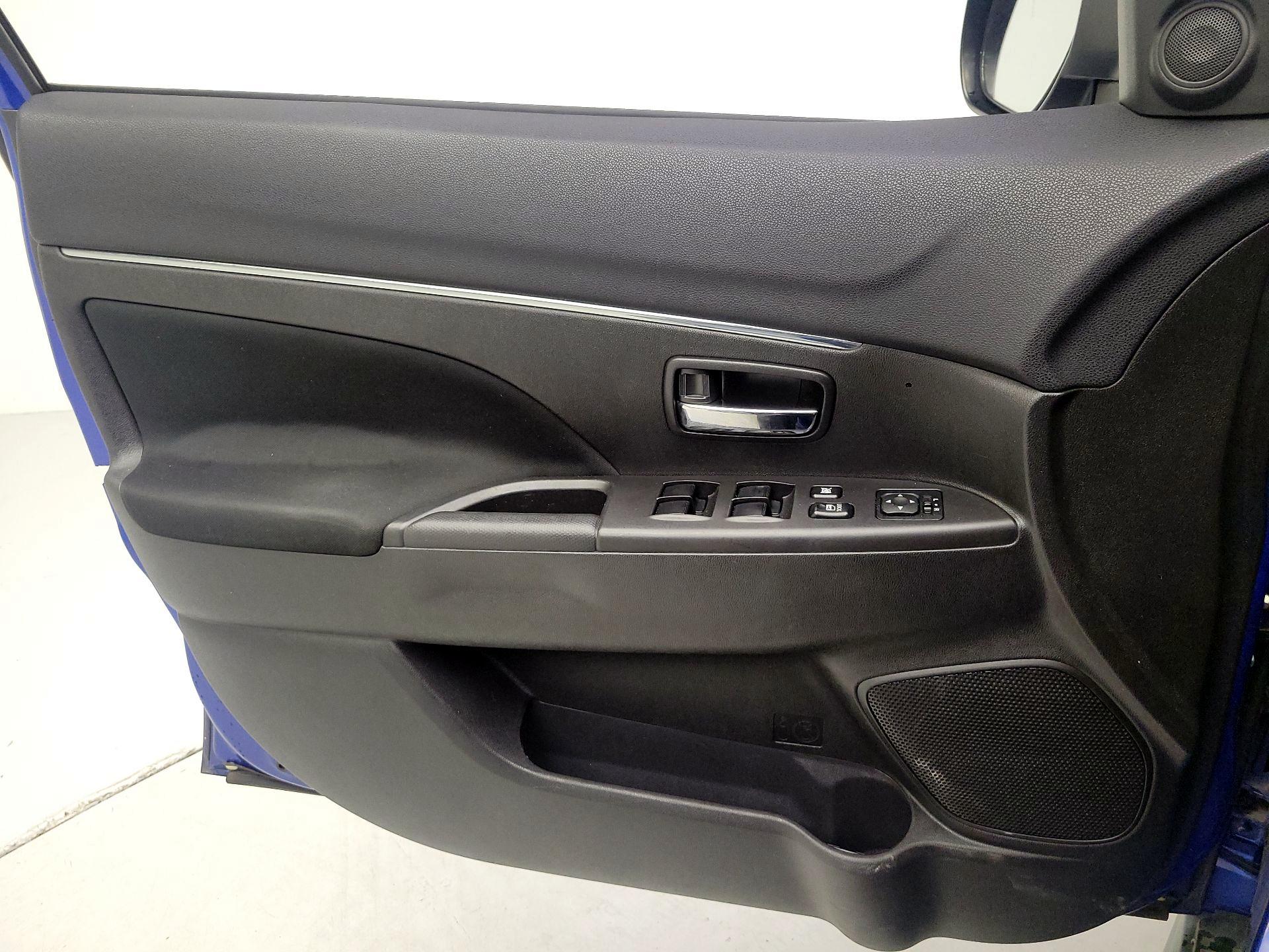 Thumbnail: 2015 Mitsubishi Outlander Sport - 12