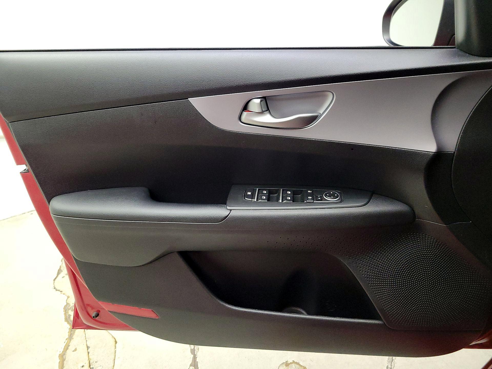 Thumbnail: 2022 Kia Forte - 12