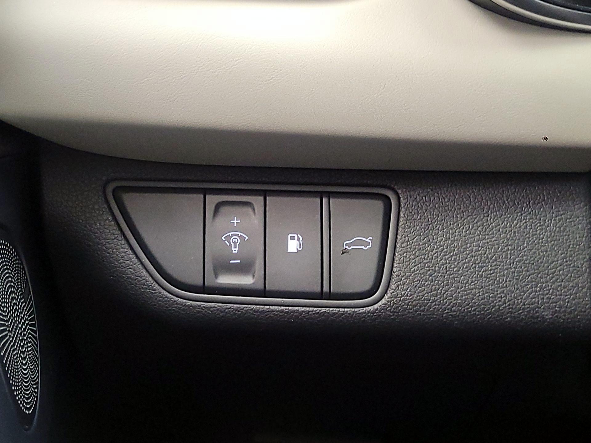 Thumbnail: 2023 Genesis G70 - 11