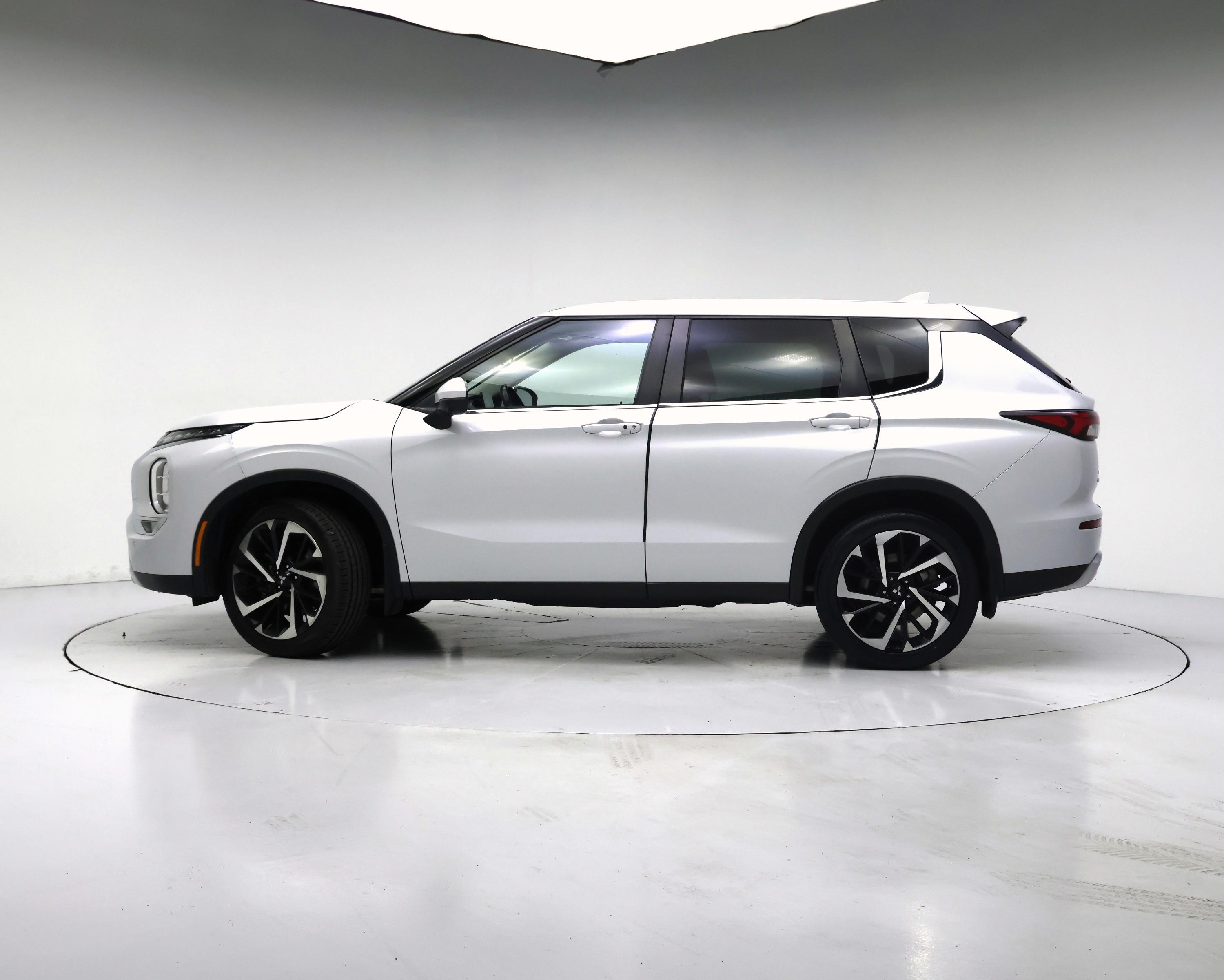 Thumbnail: 2022 Mitsubishi Outlander - 3