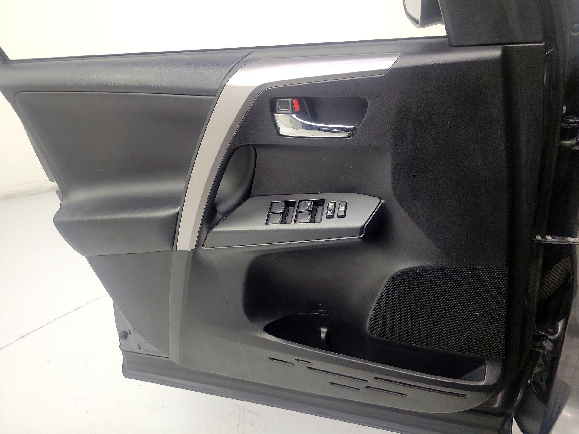 Thumbnail: 2016 Toyota RAV4 - 12