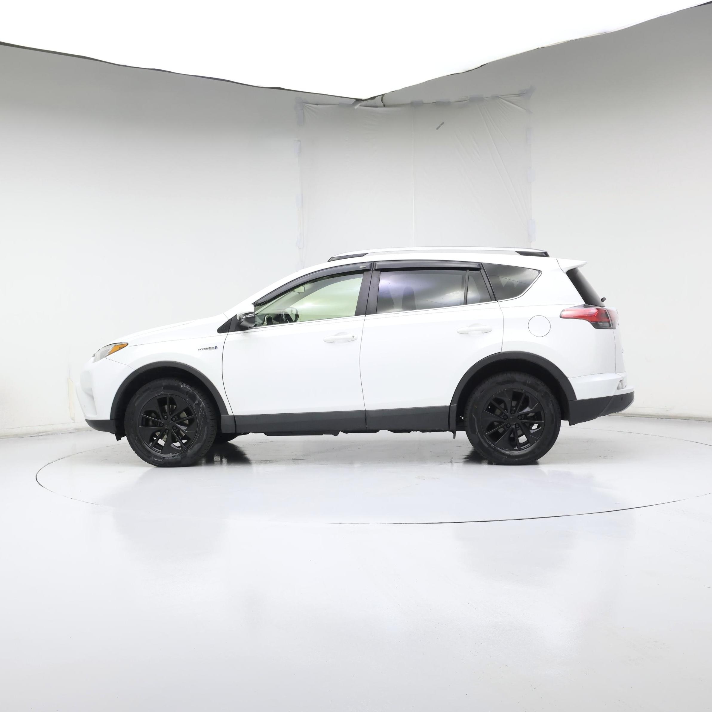 Thumbnail: 2018 Toyota RAV4 - 3