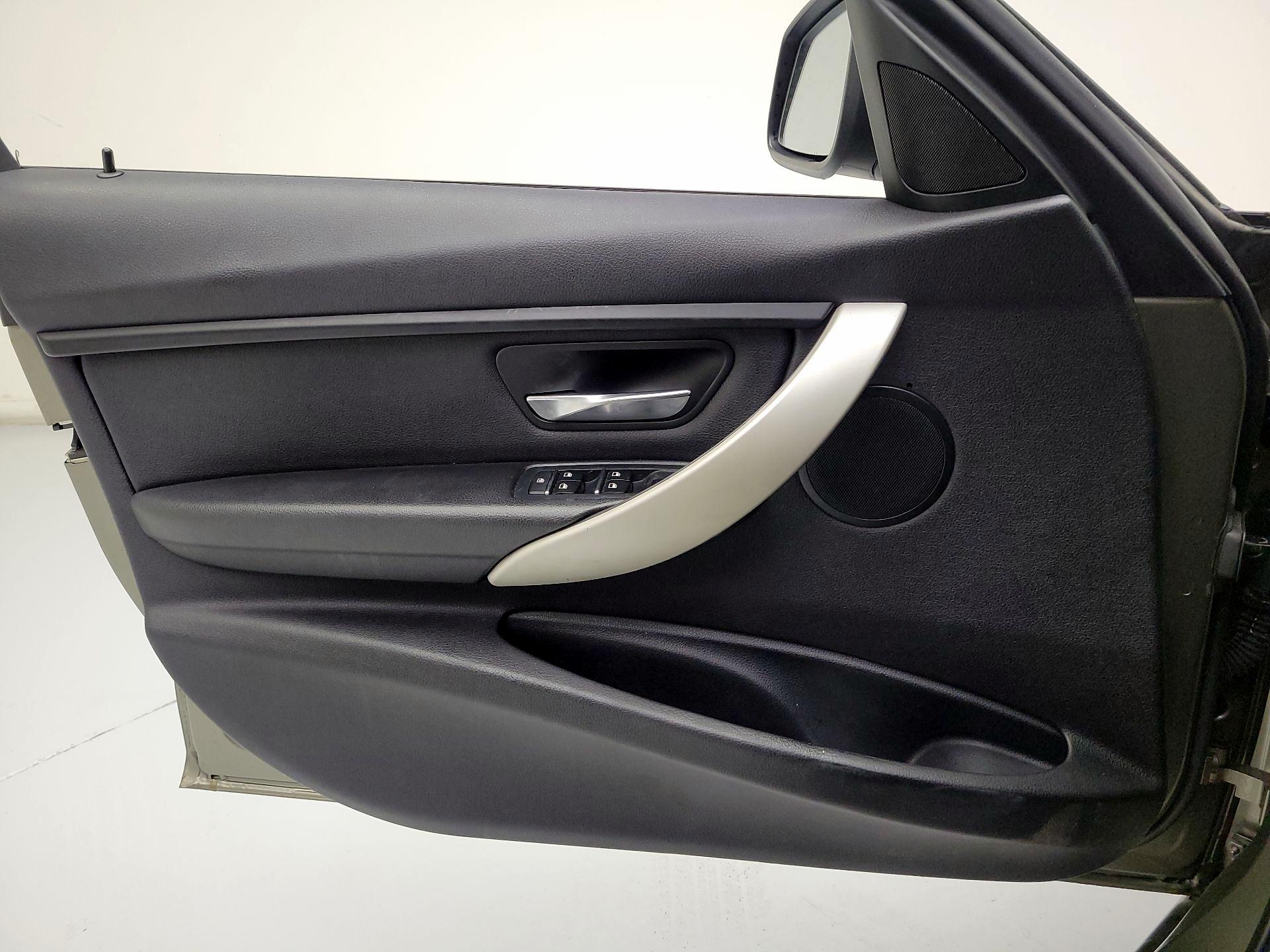 Thumbnail: 2016 BMW 3 Series - 10