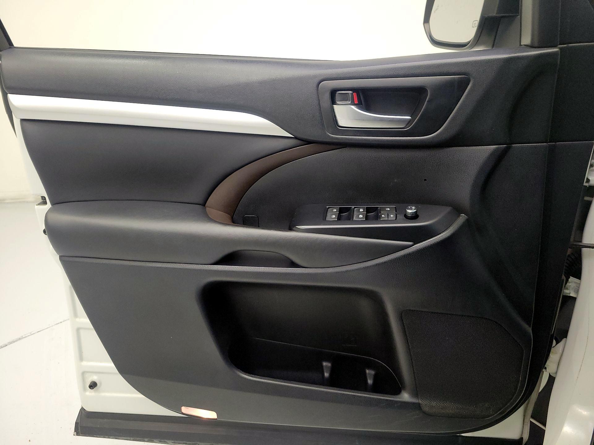 Thumbnail: 2019 Toyota Highlander - 10