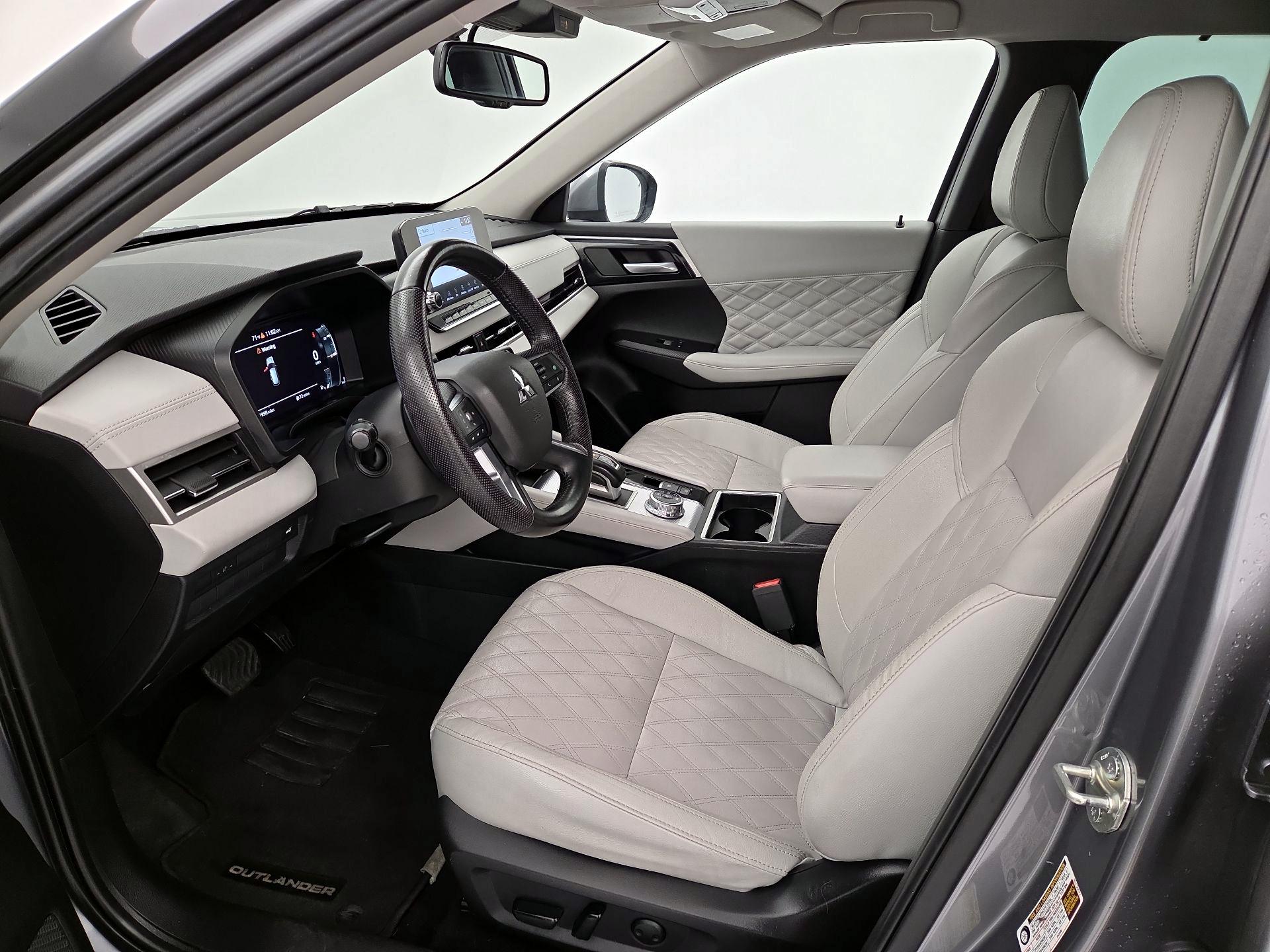Thumbnail: 2023 Mitsubishi Outlander - 11