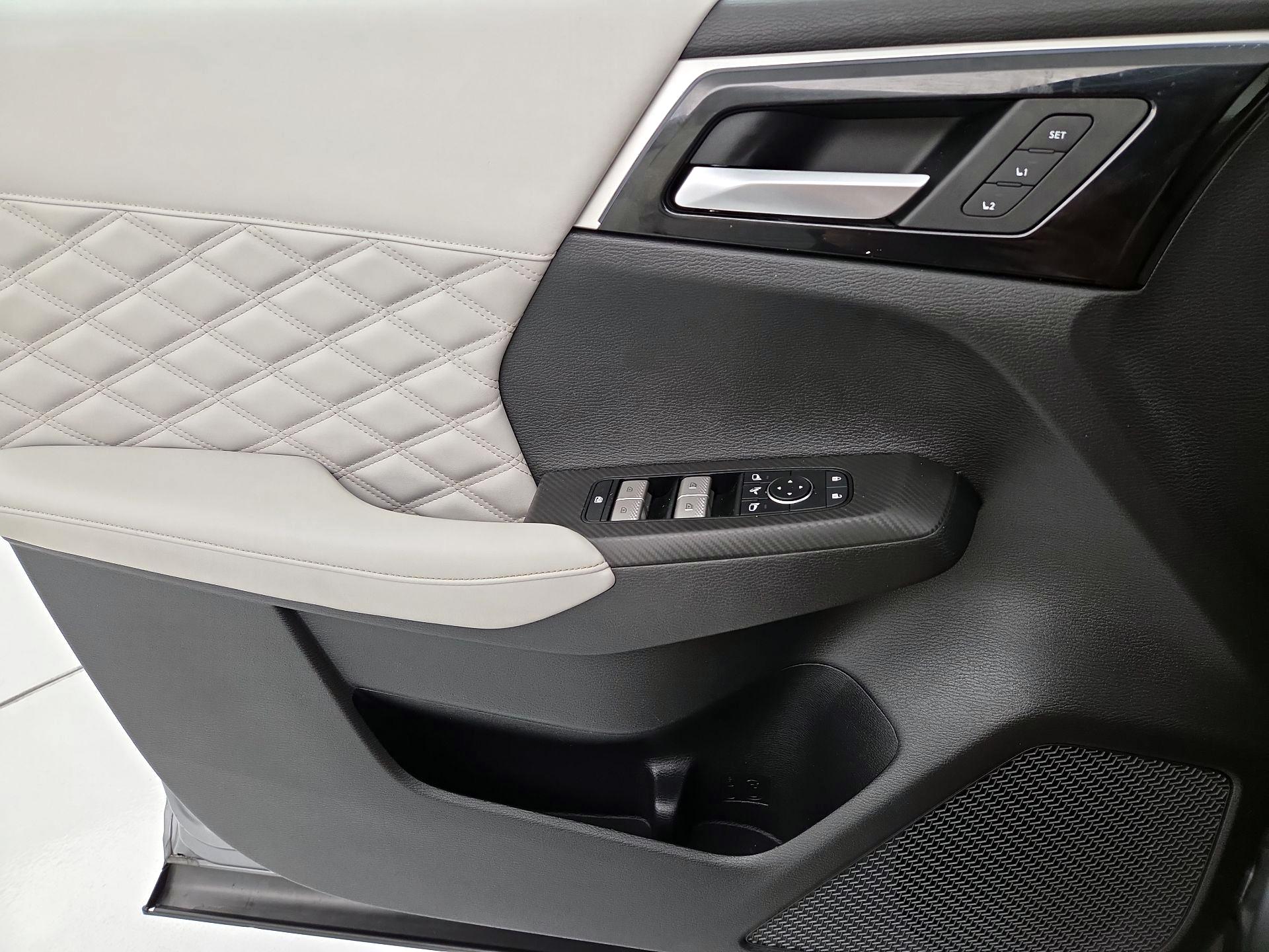 Thumbnail: 2023 Mitsubishi Outlander - 12