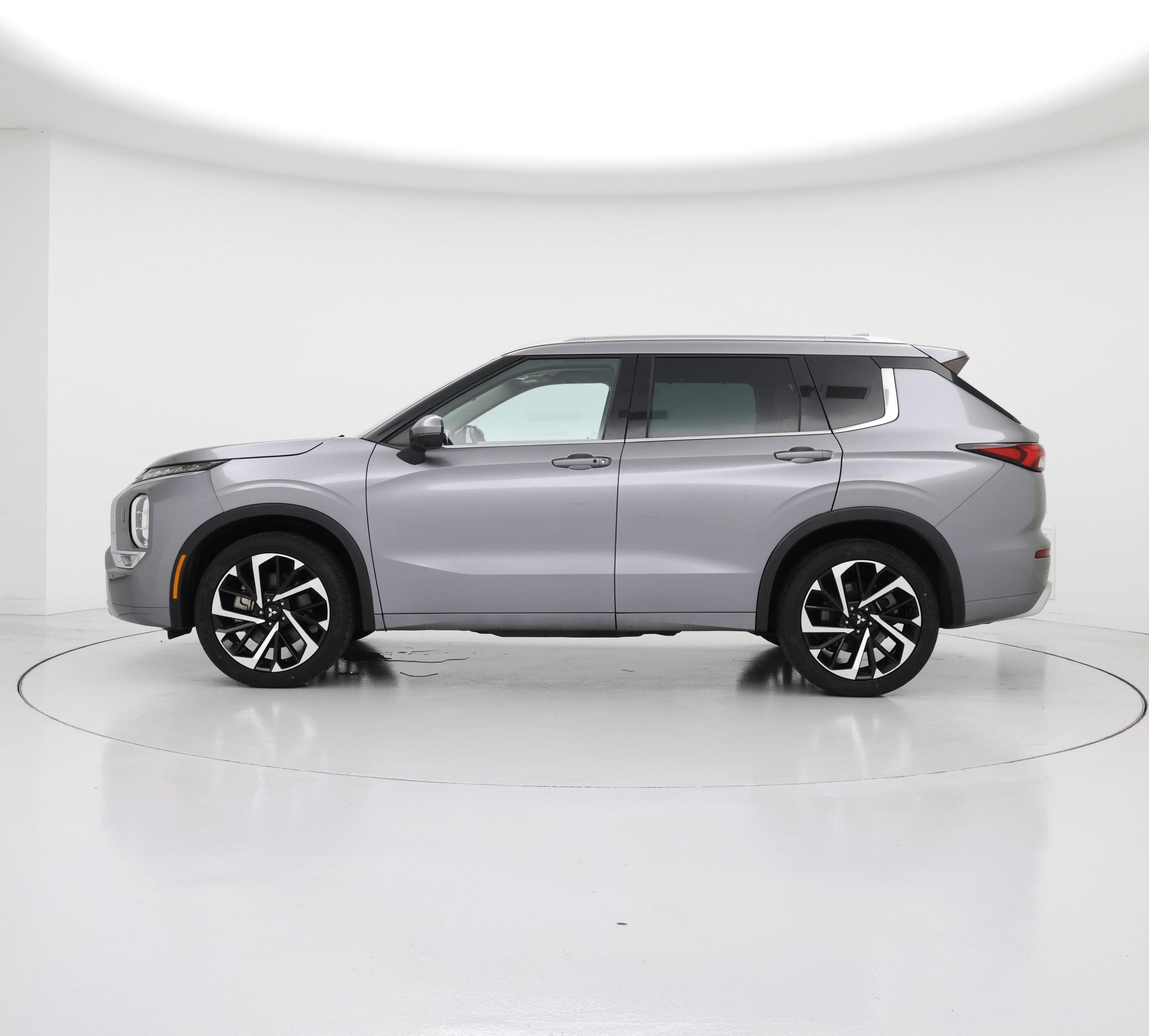 Thumbnail: 2023 Mitsubishi Outlander - 3