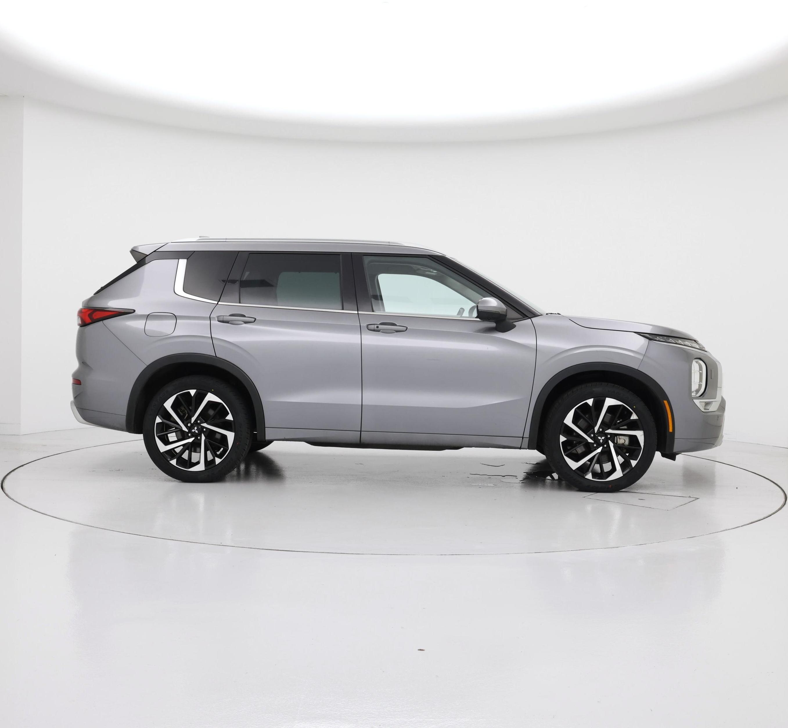 Thumbnail: 2023 Mitsubishi Outlander - 7