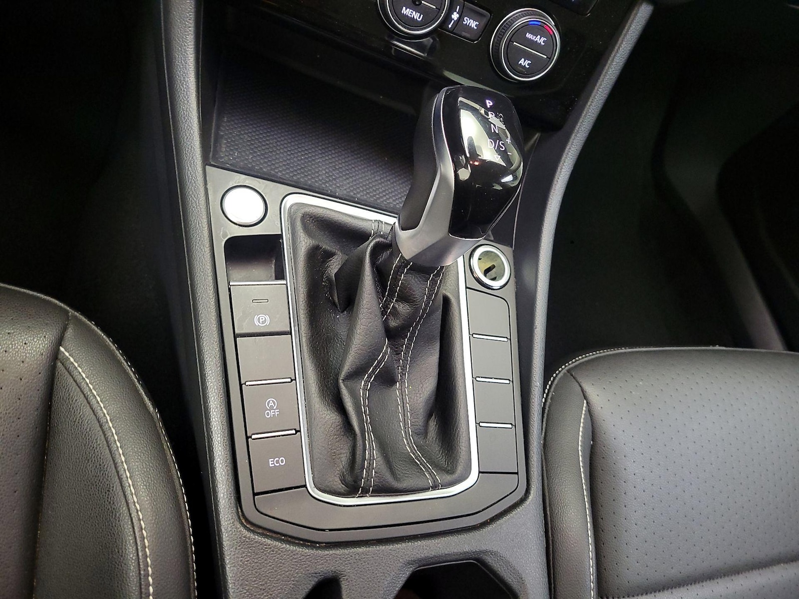 2024 Volkswagen Jetta SE - Photo 18