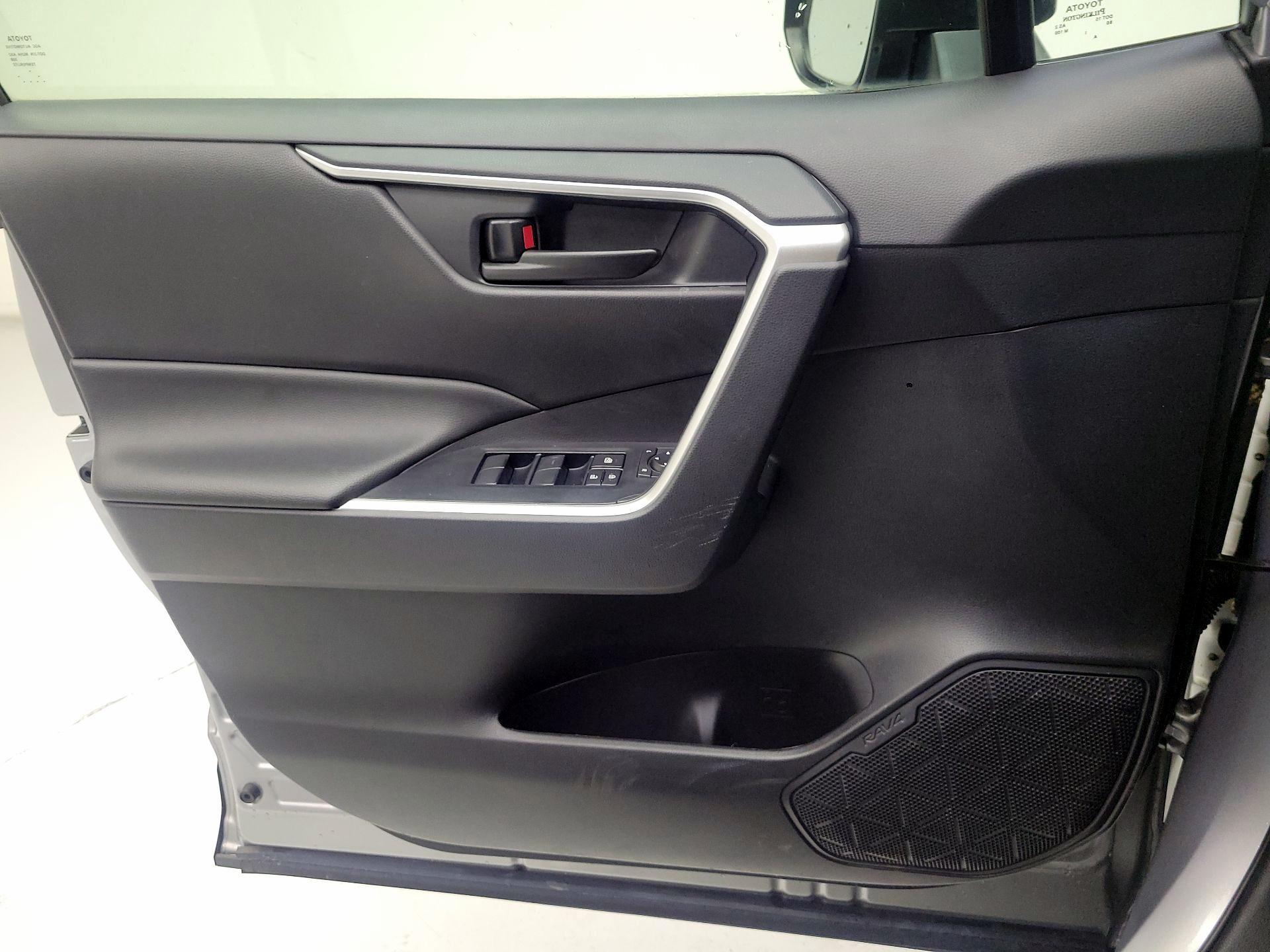 Thumbnail: 2022 Toyota RAV4 - 10