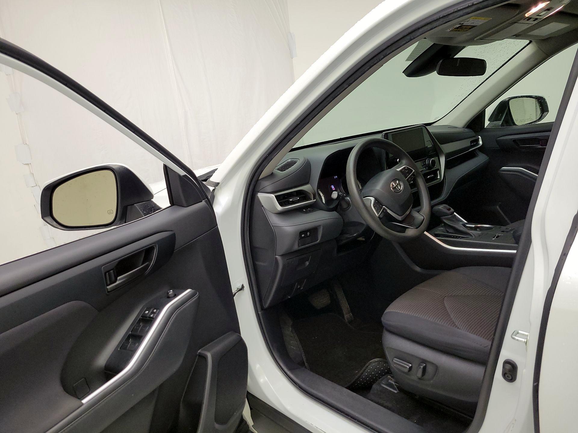 Thumbnail: 2023 Toyota Highlander - 9