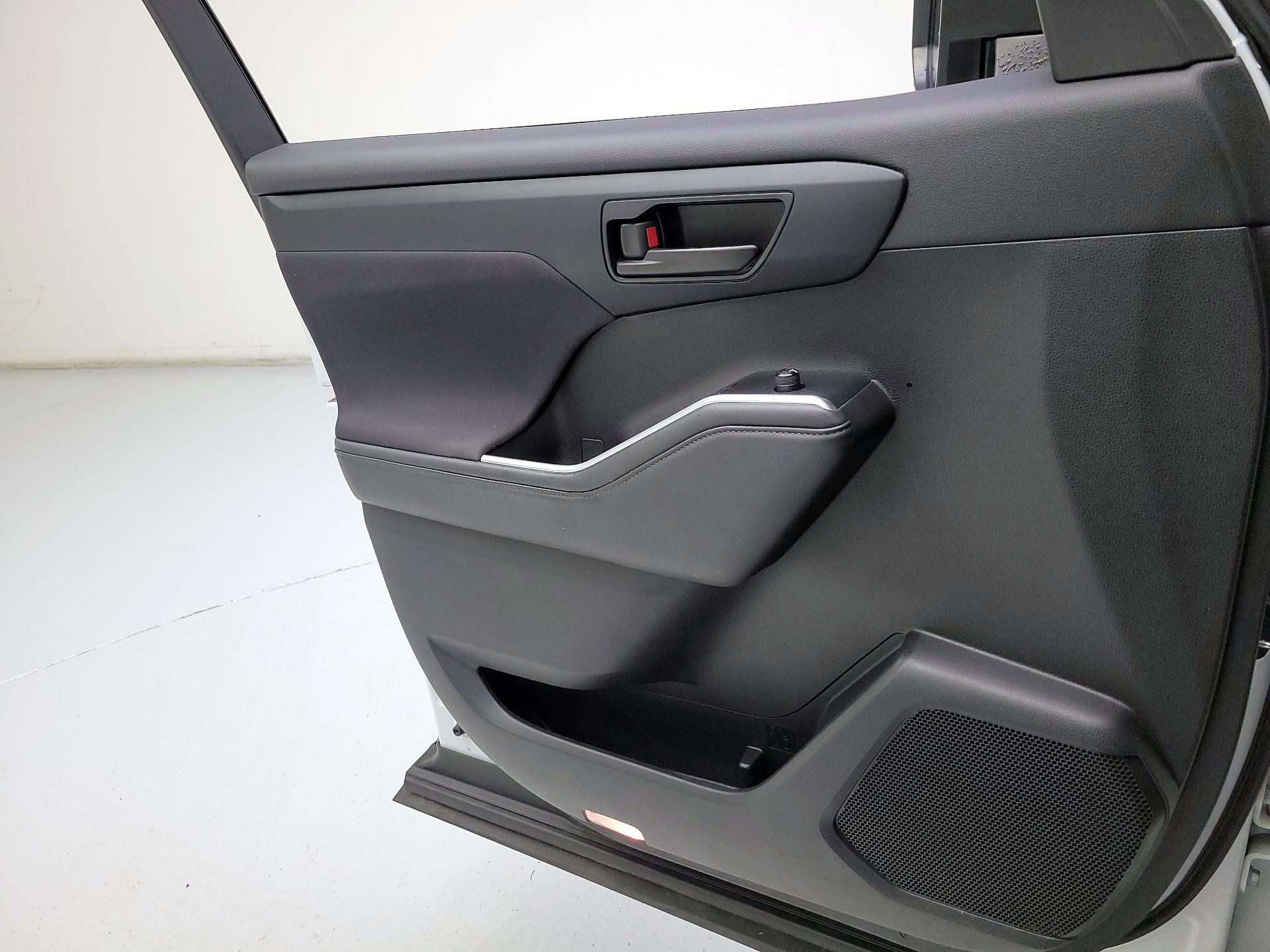 Thumbnail: 2023 Toyota Highlander - 10