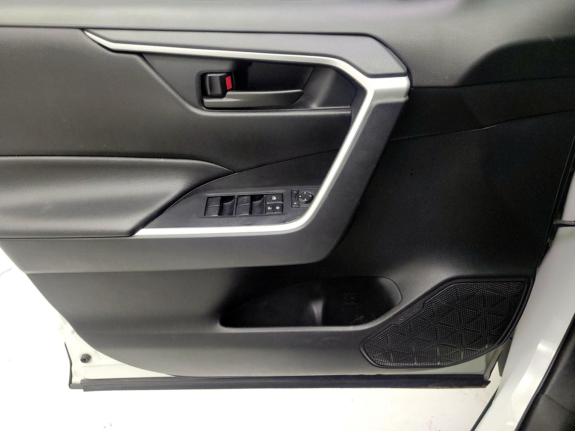 Thumbnail: 2020 Toyota RAV4 - 10