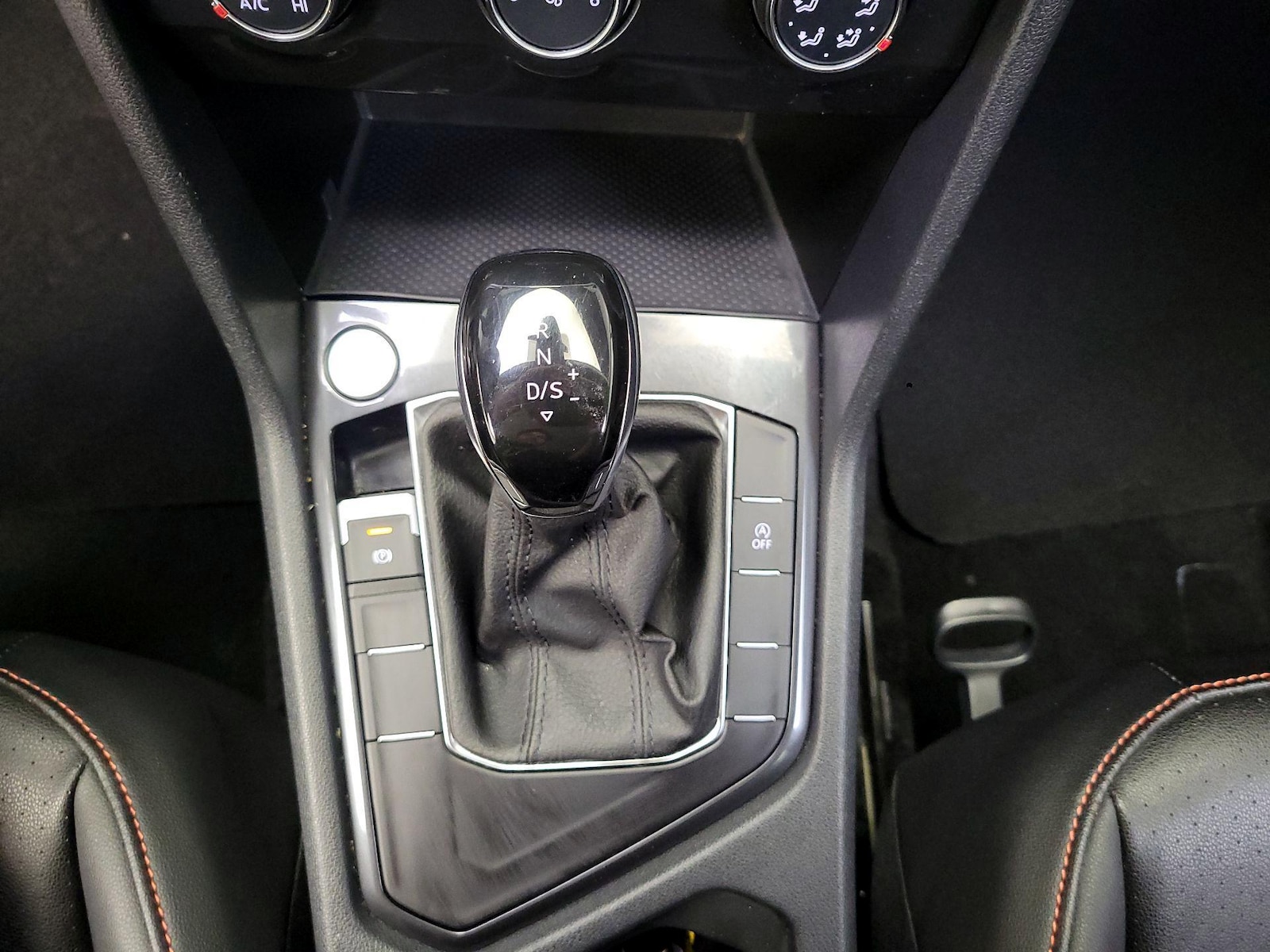 2024 Volkswagen Tiguan SE - Photo 18