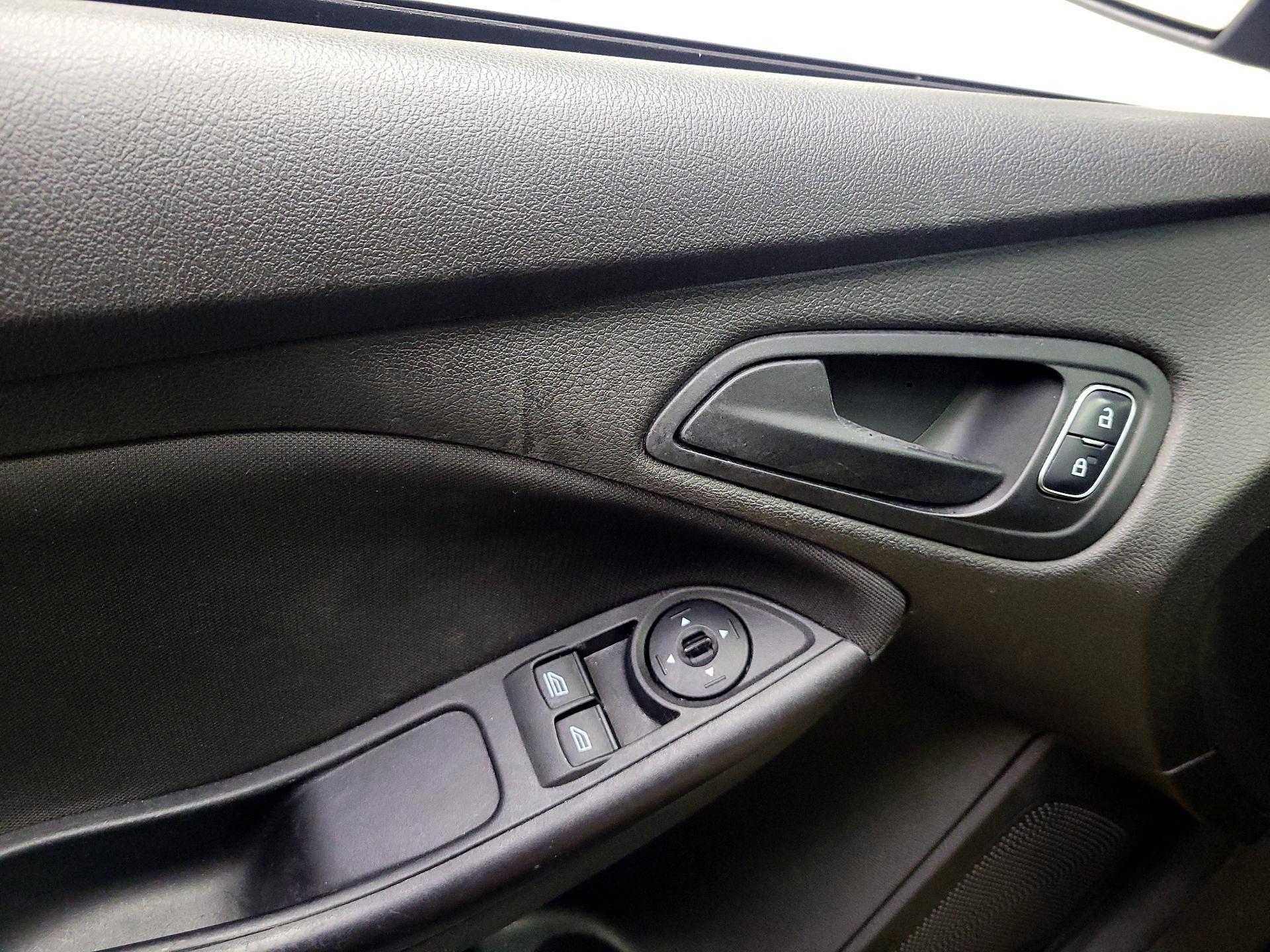 Thumbnail: 2016 Ford Focus - 10