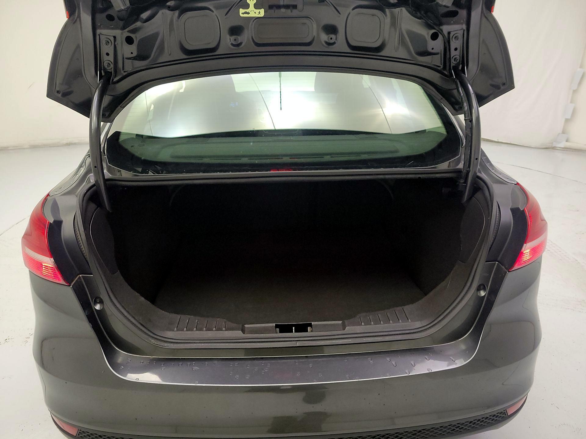 Thumbnail: 2016 Ford Focus - 18