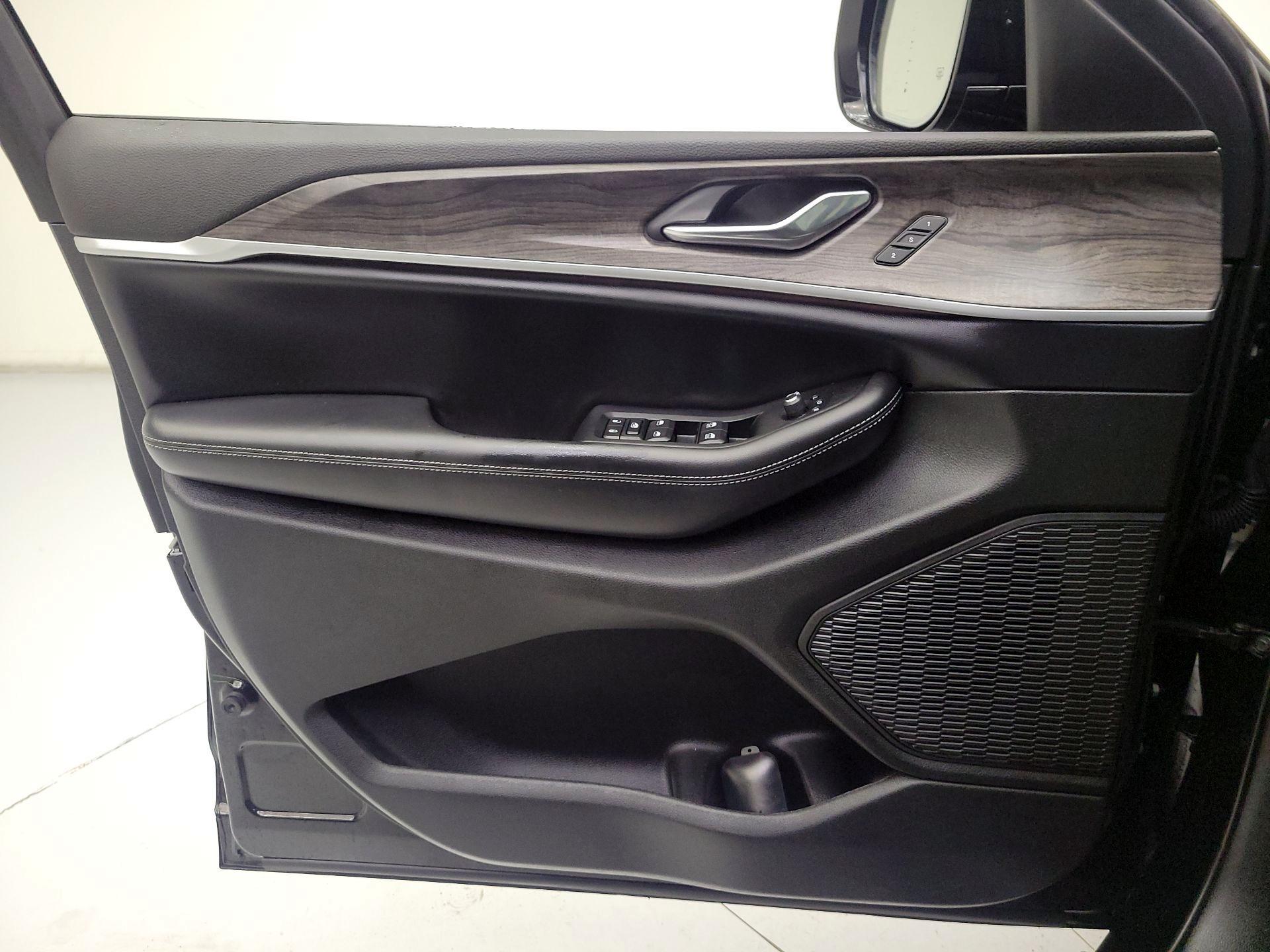 Thumbnail: 2023 Jeep Grand Cherokee - 10